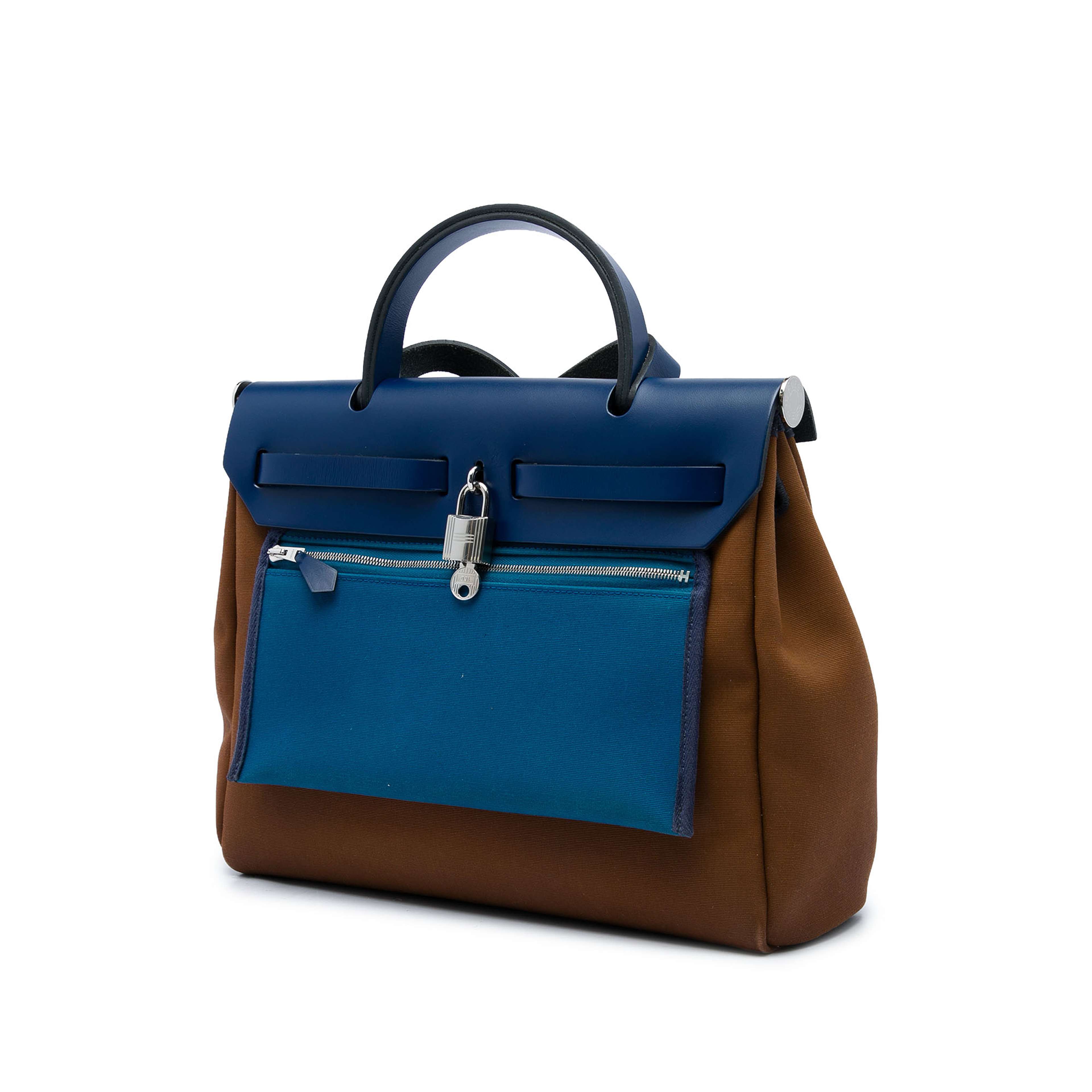 Hermès Toile Herbag Zip Retourne Verso 31, från Luxclusif, i färgen blå. Klicka för att öppna bilden i stort format
