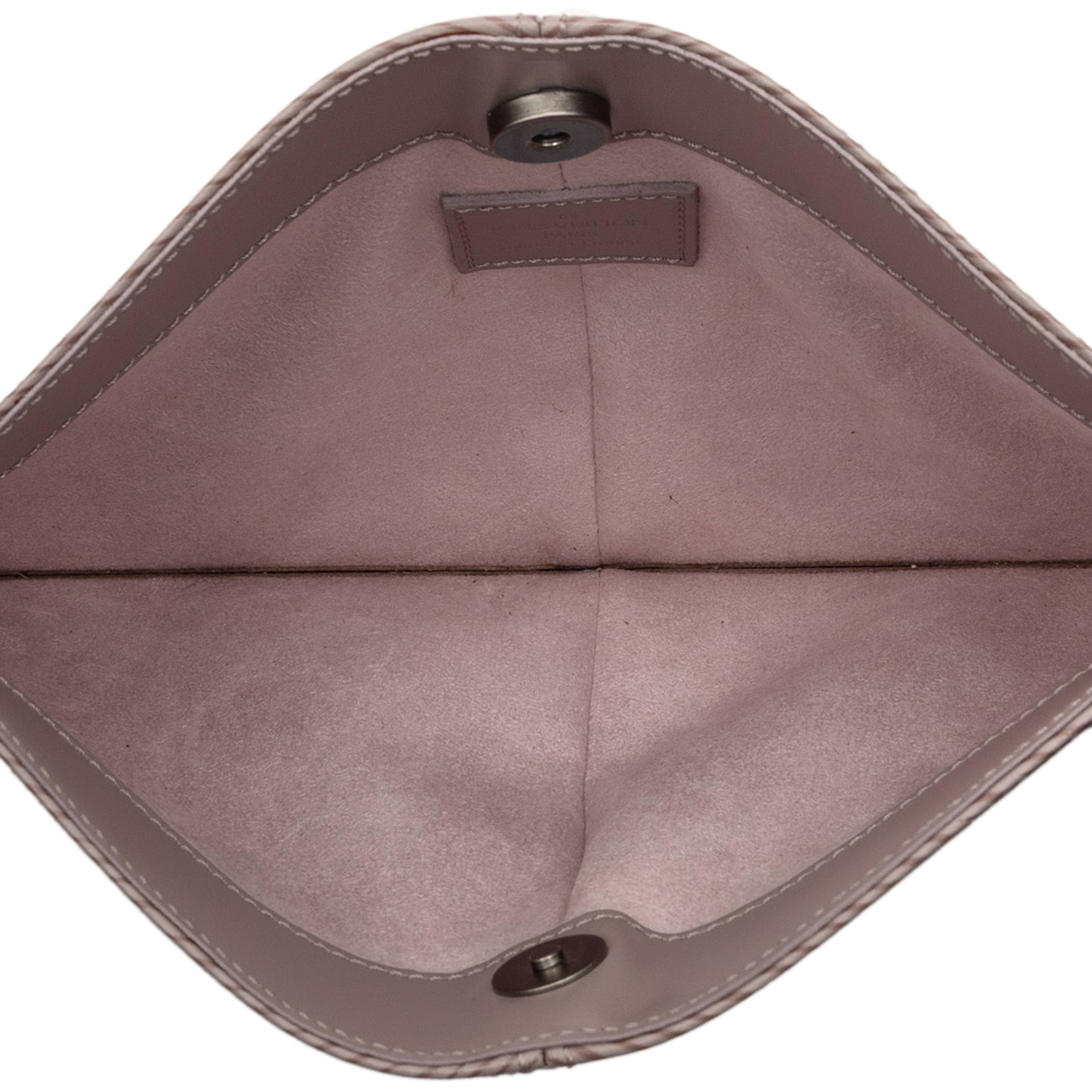 Louis Vuitton Epi Demi Lune Pochette, från Luxclusif, i färgen lilac. Klicka för att öppna bilden i stort format