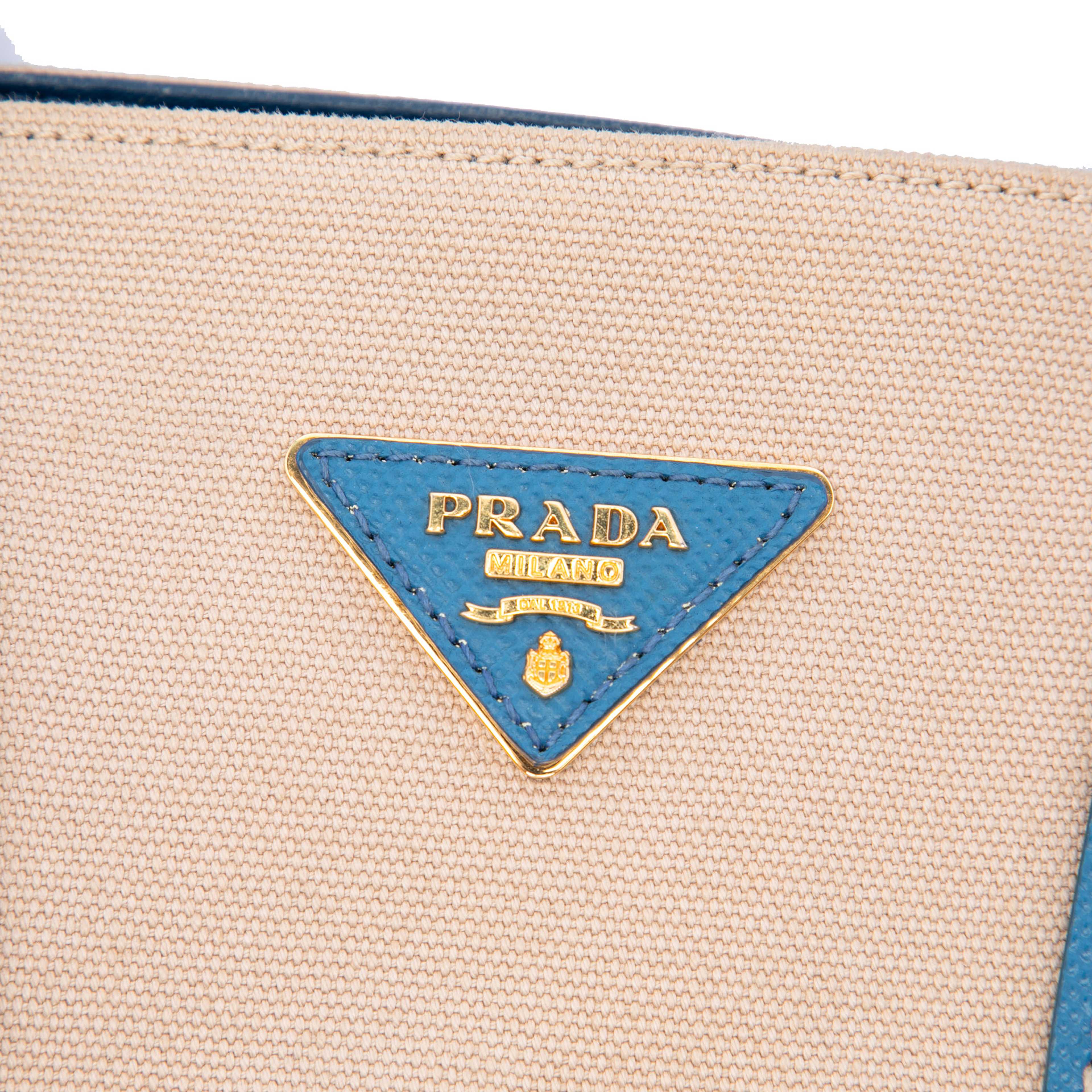Prada Medium Saffiano Cuir Trimmed Canvas Double Satchel, från Luxclusif, i färgen beige. Klicka för att öppna bilden i stort format