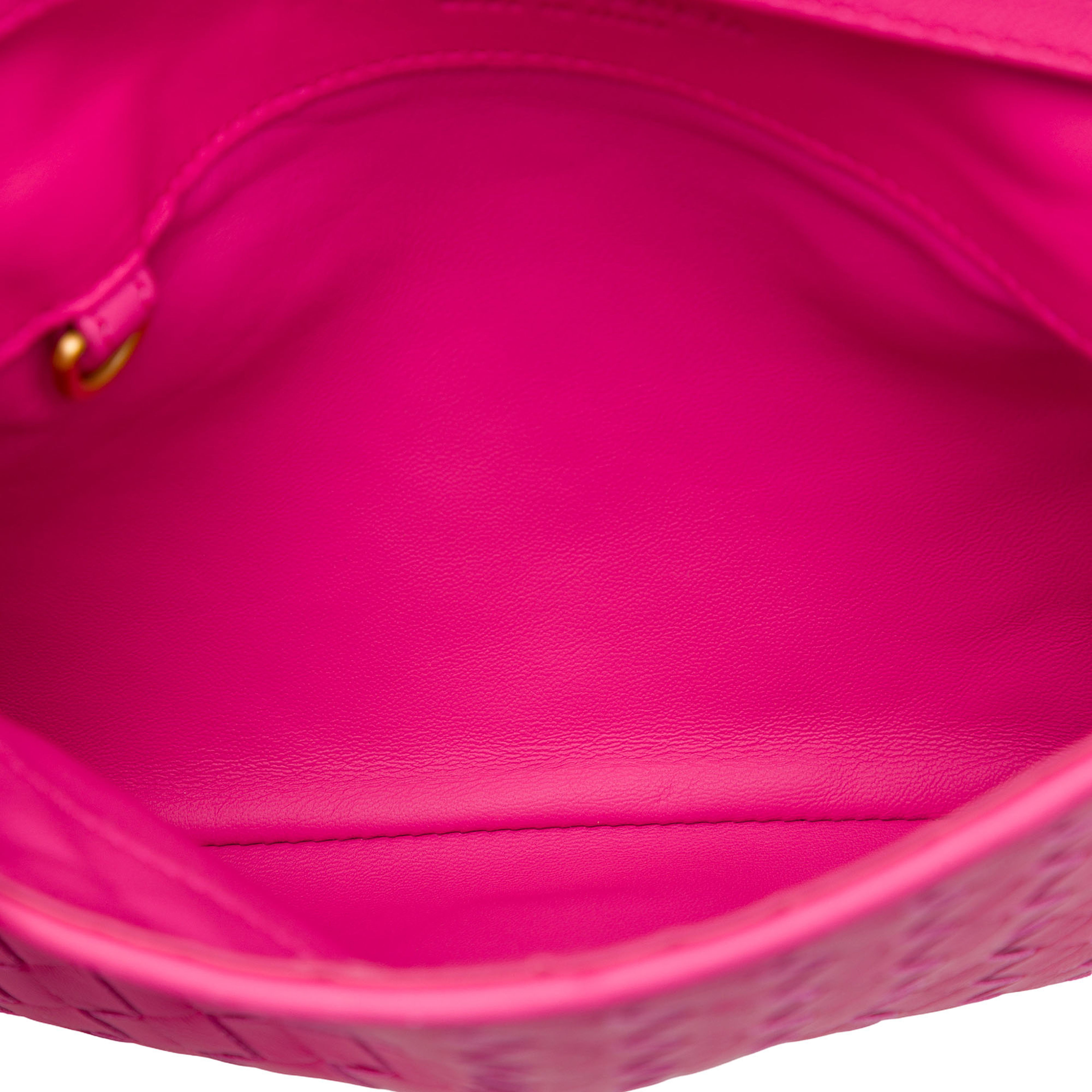 Bottega Veneta Nappa Intrecciato Flap Crossbody, från Luxclusif, i färgen rosa. Klicka för att öppna bilden i stort format