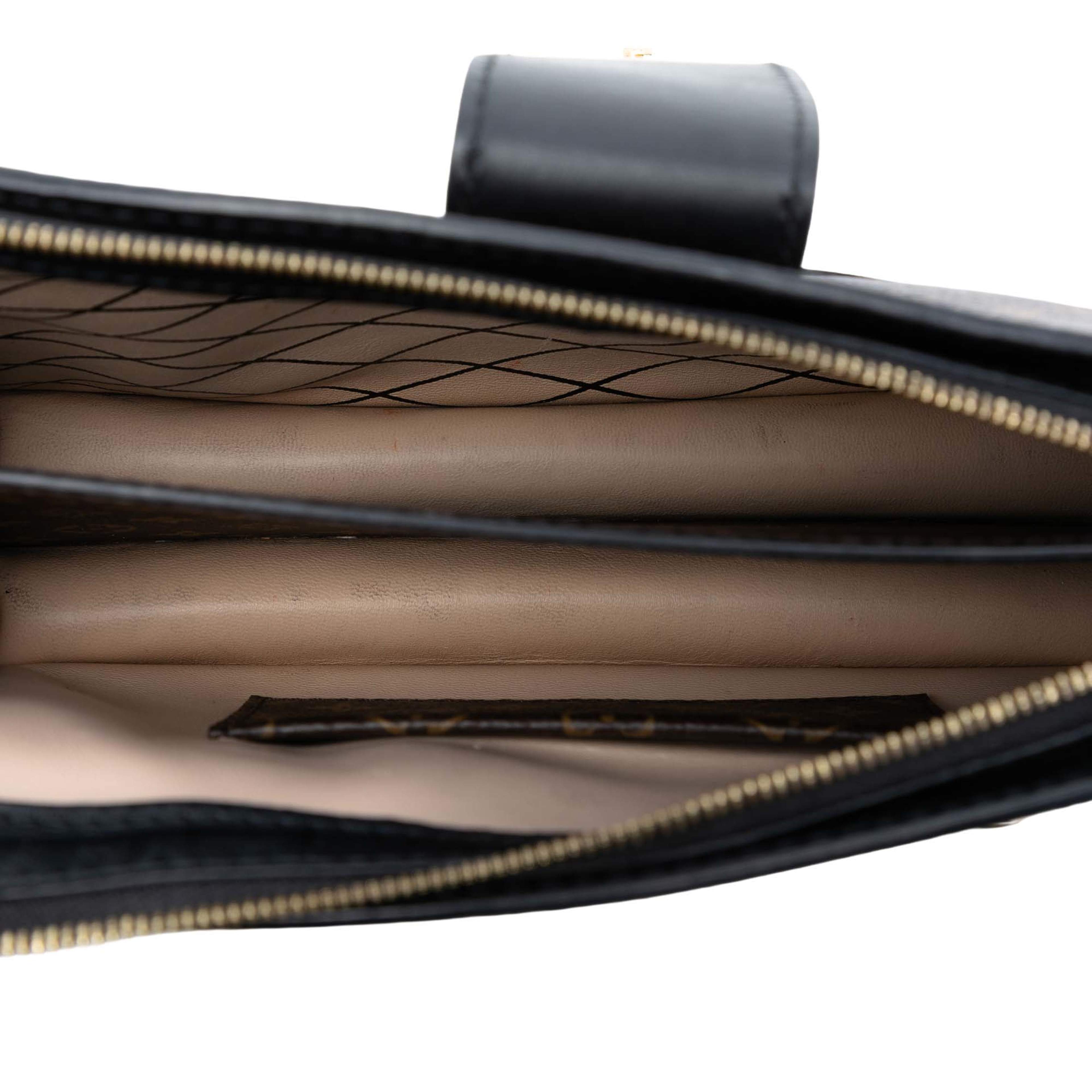 Louis Vuitton Monogram Reverse Trunk Clutch, från Luxclusif, i färgen brun. Klicka för att öppna bilden i stort format