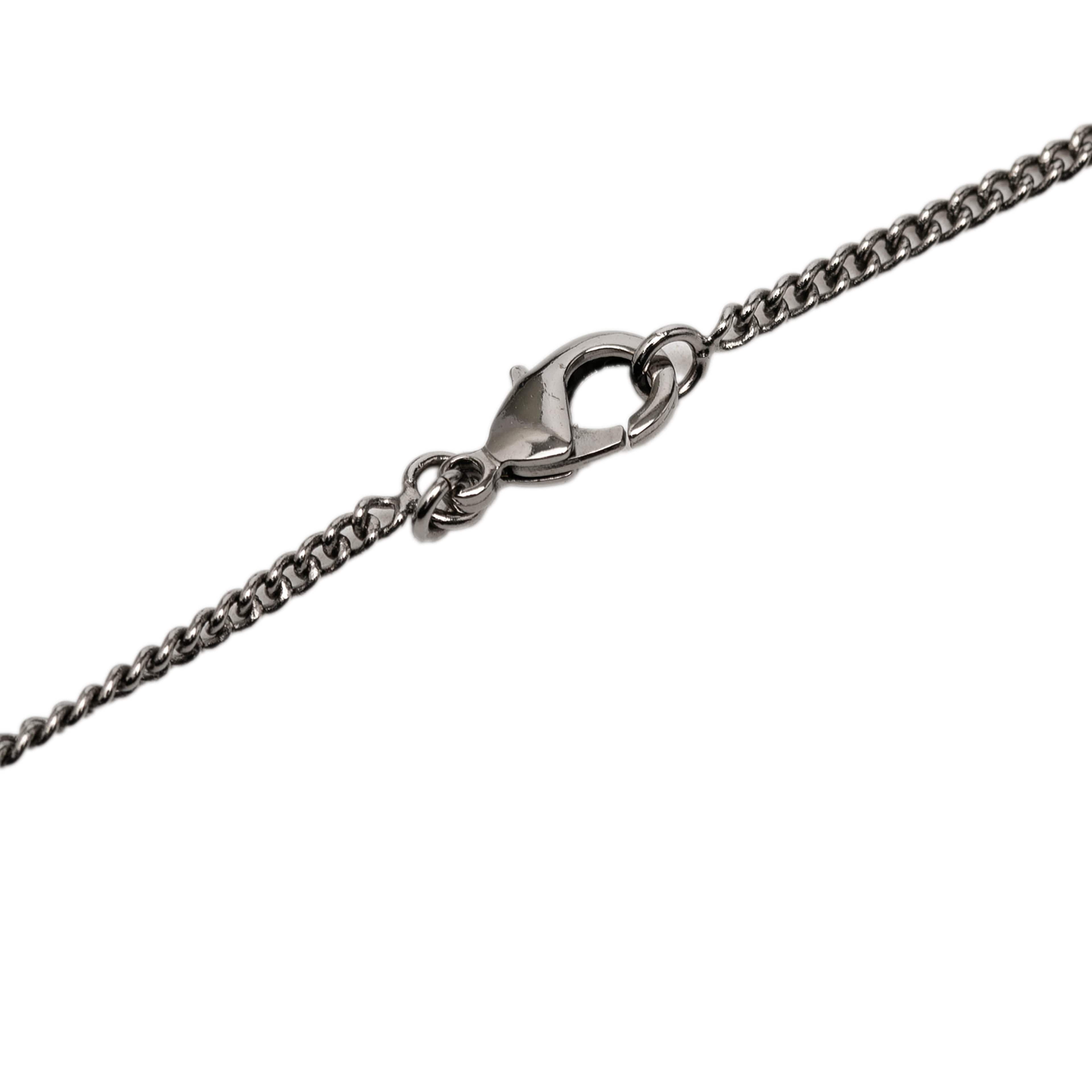 Chanel Cc Brass Strass Camellia Pendant Necklace, från Luxclusif, i färgen silver. Klicka för att öppna bilden i stort format