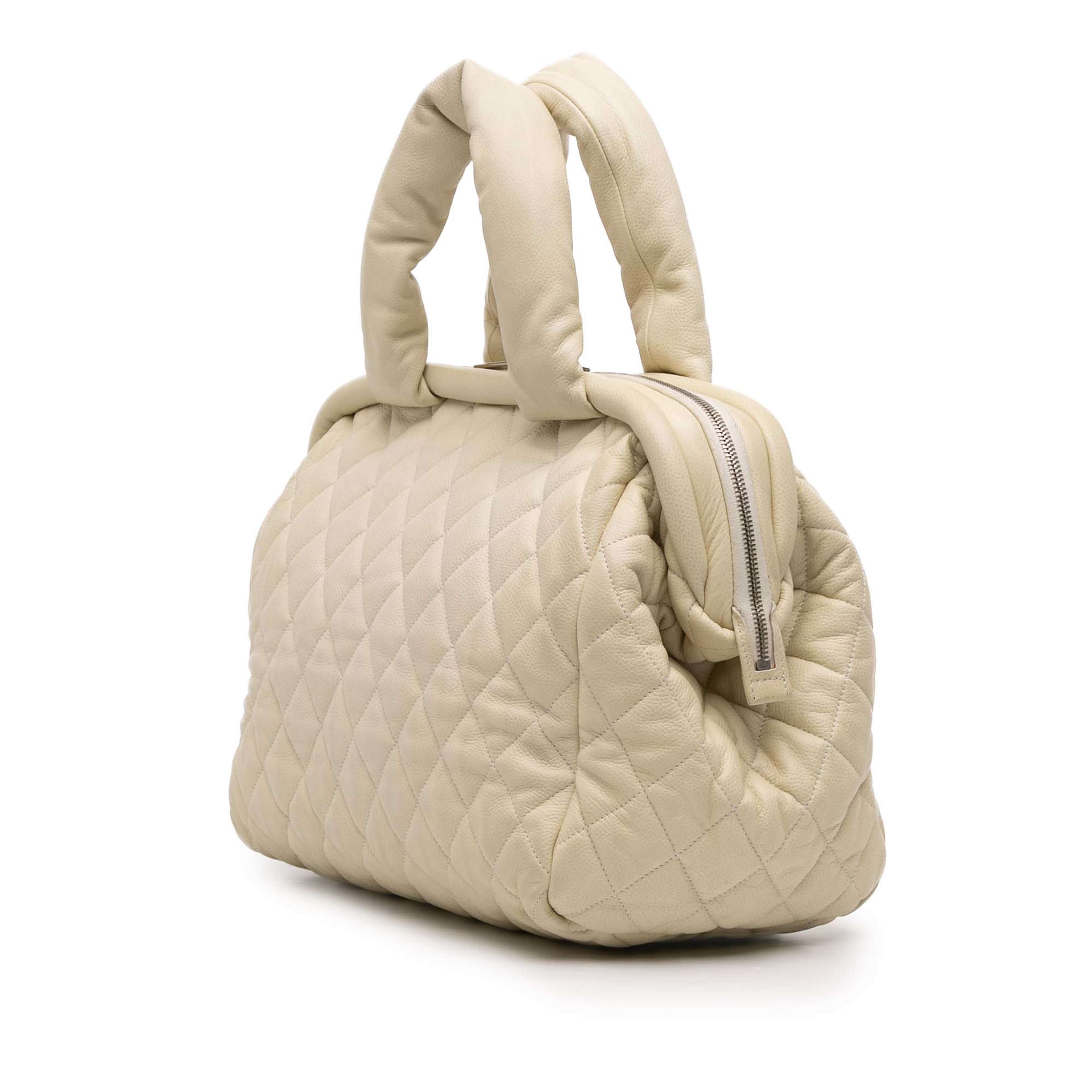 Chanel Quilted Caviar Coco Cocoon Bowler Bag, från Luxclusif, i färgen vit. Klicka för att öppna bilden i stort format
