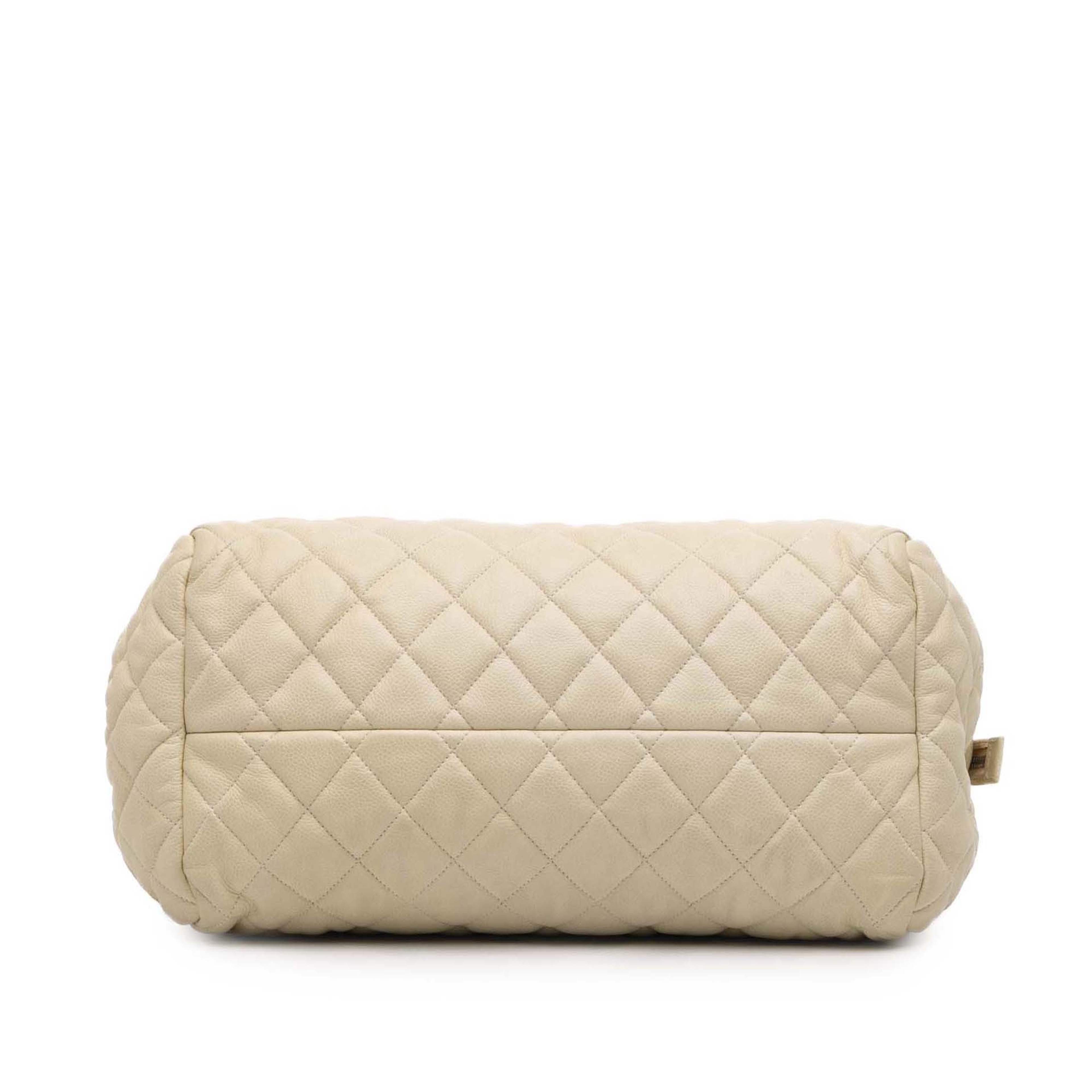 Chanel Quilted Caviar Coco Cocoon Bowler Bag, från Luxclusif, i färgen vit. Klicka för att öppna bilden i stort format
