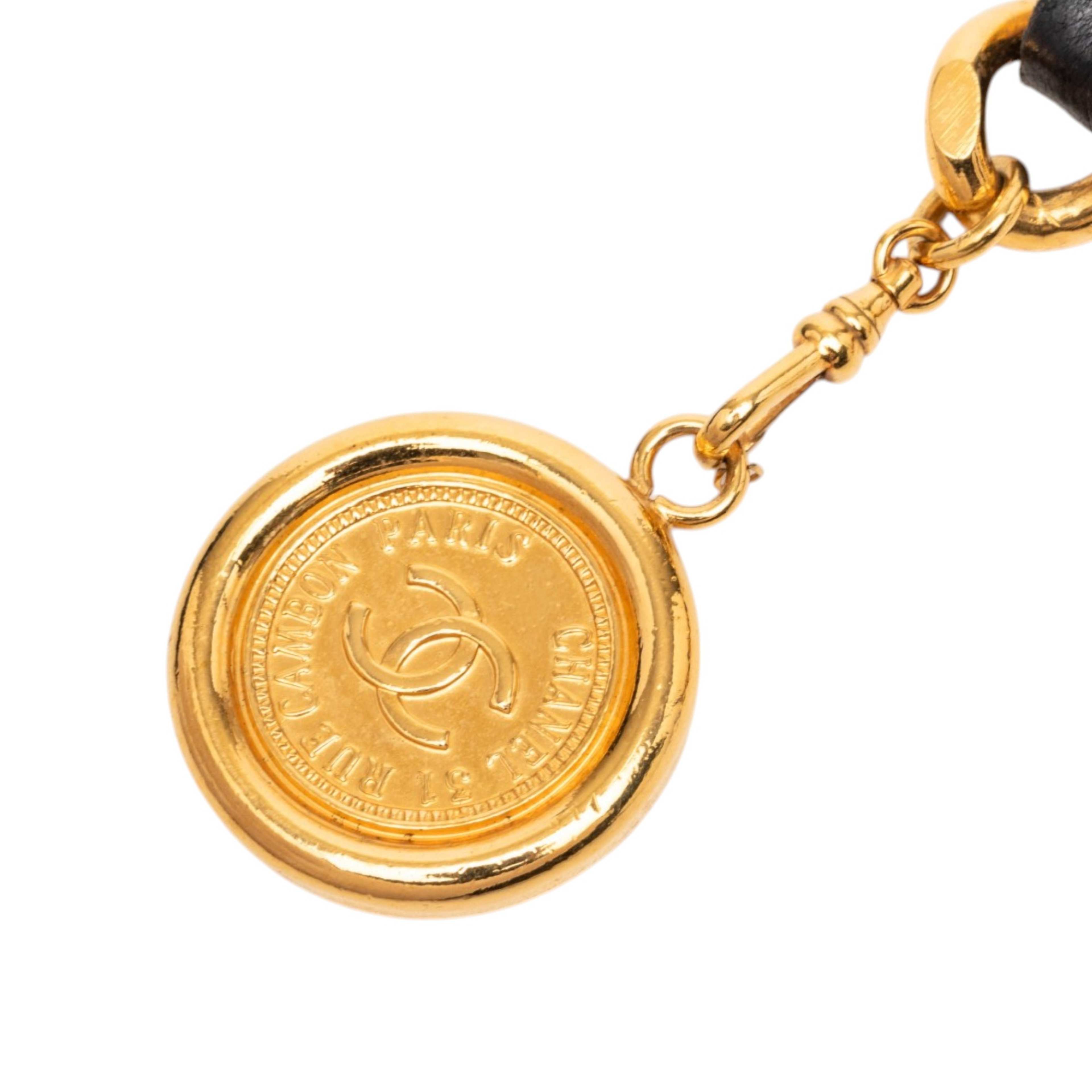 Chanel Gold Plated Leather Woven Chain Medallion Belt, från Luxclusif, i färgen svart. Klicka för att öppna bilden i stort format