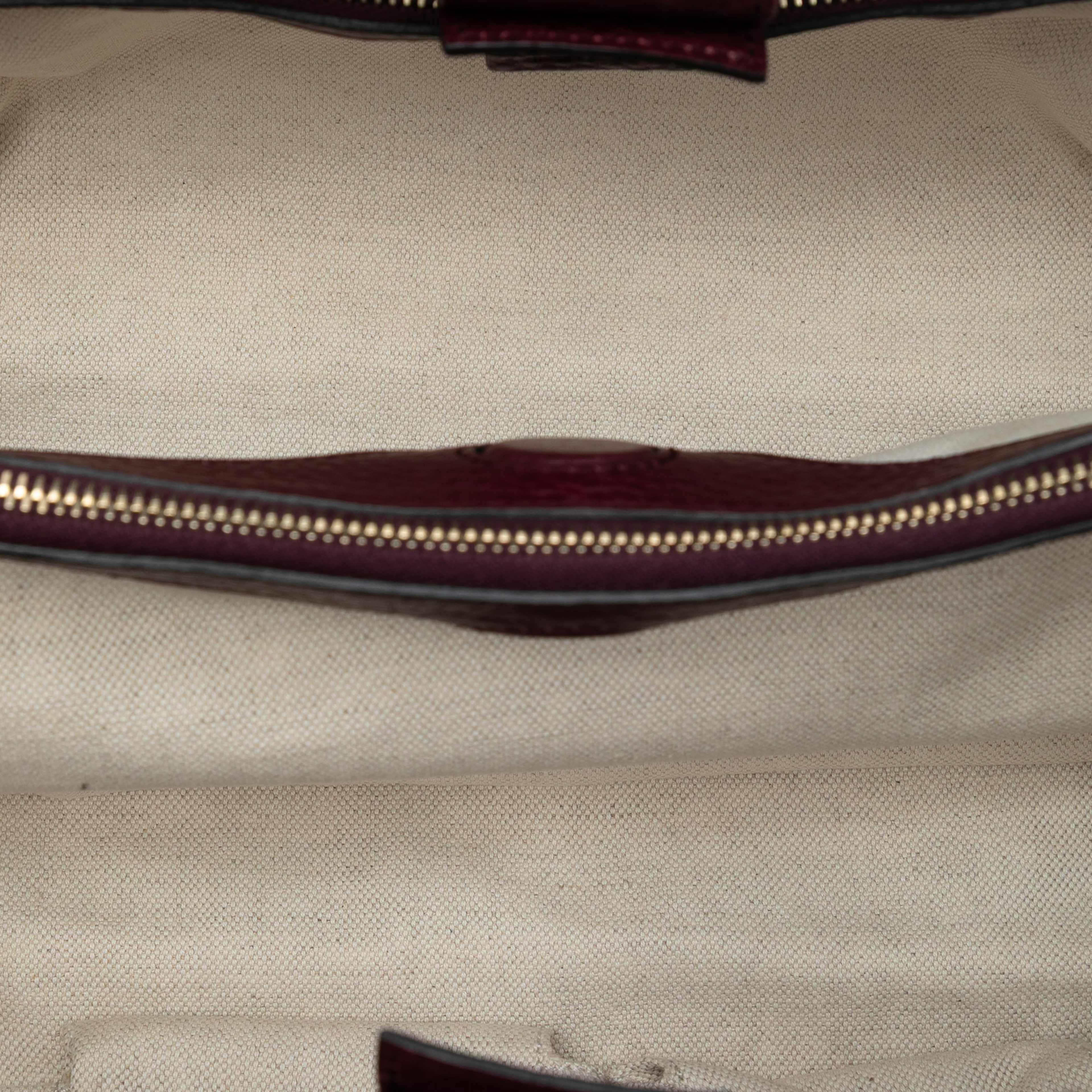 Gucci Medium Calfskin Bamboo Shopper Satchel, från Luxclusif, i färgen burgundy. Klicka för att öppna bilden i stort format