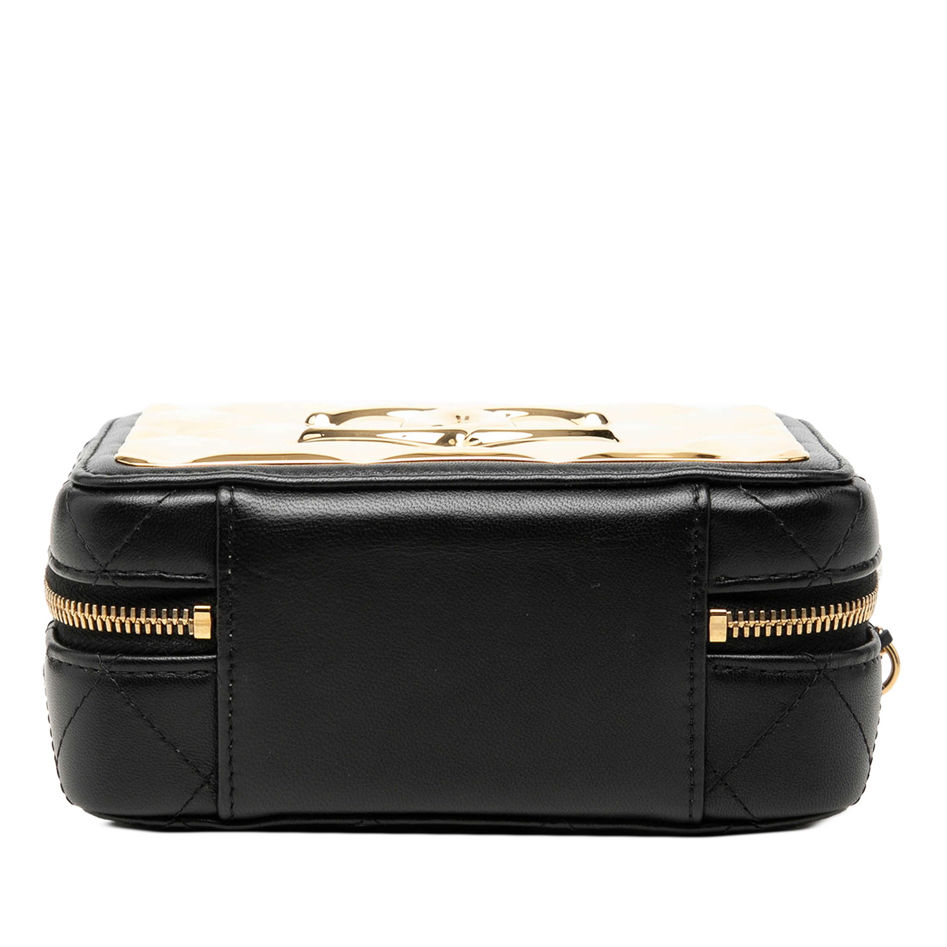 Chanel Mini Cc Quilted Lambskin And Golden Plate Vanity Crossbody, från Luxclusif, i färgen svart. Klicka för att öppna bilden i stort format