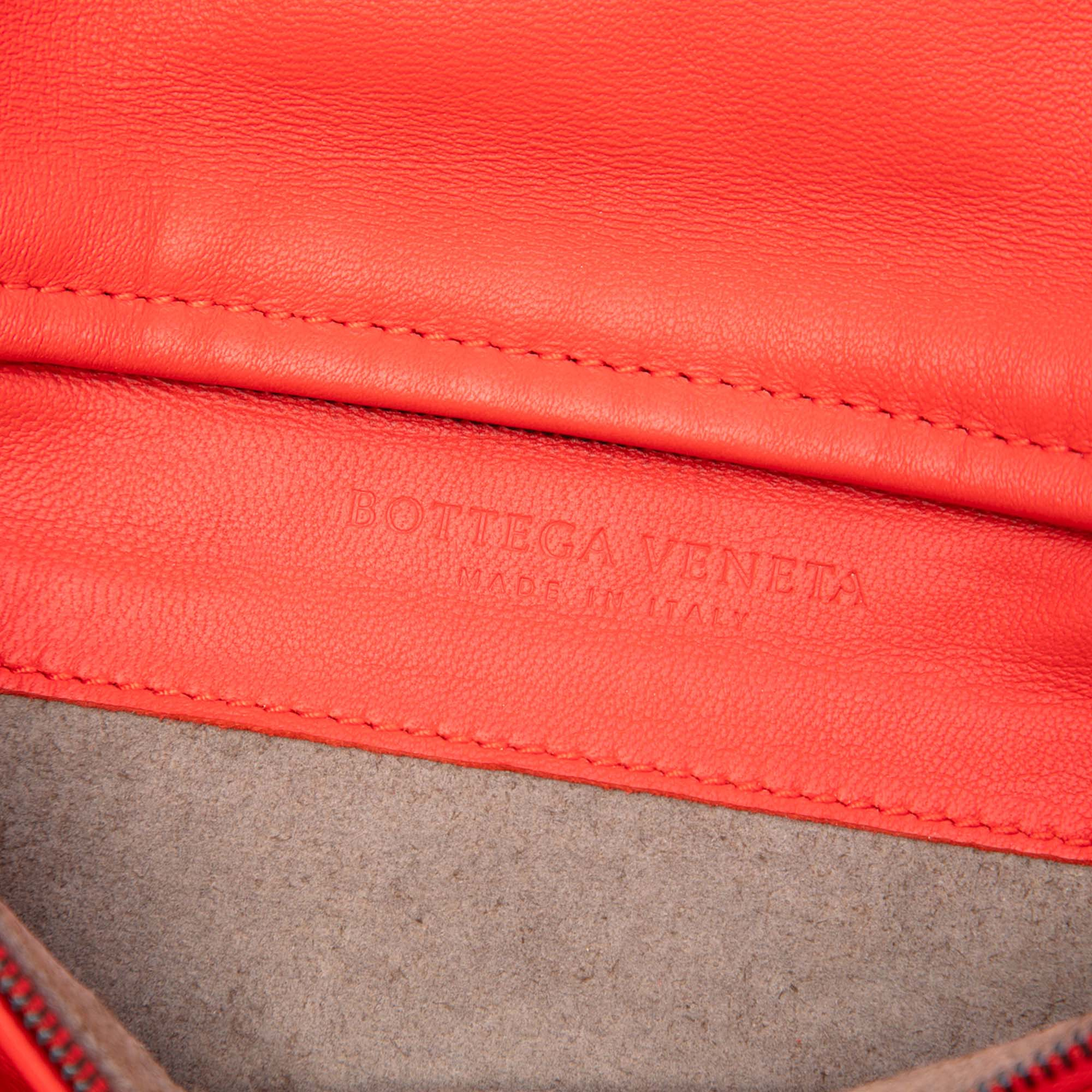 Bottega Veneta Nappa Intrecciato Turn Lock Clutch, från Luxclusif, i färgen röd. Klicka för att öppna bilden i stort format