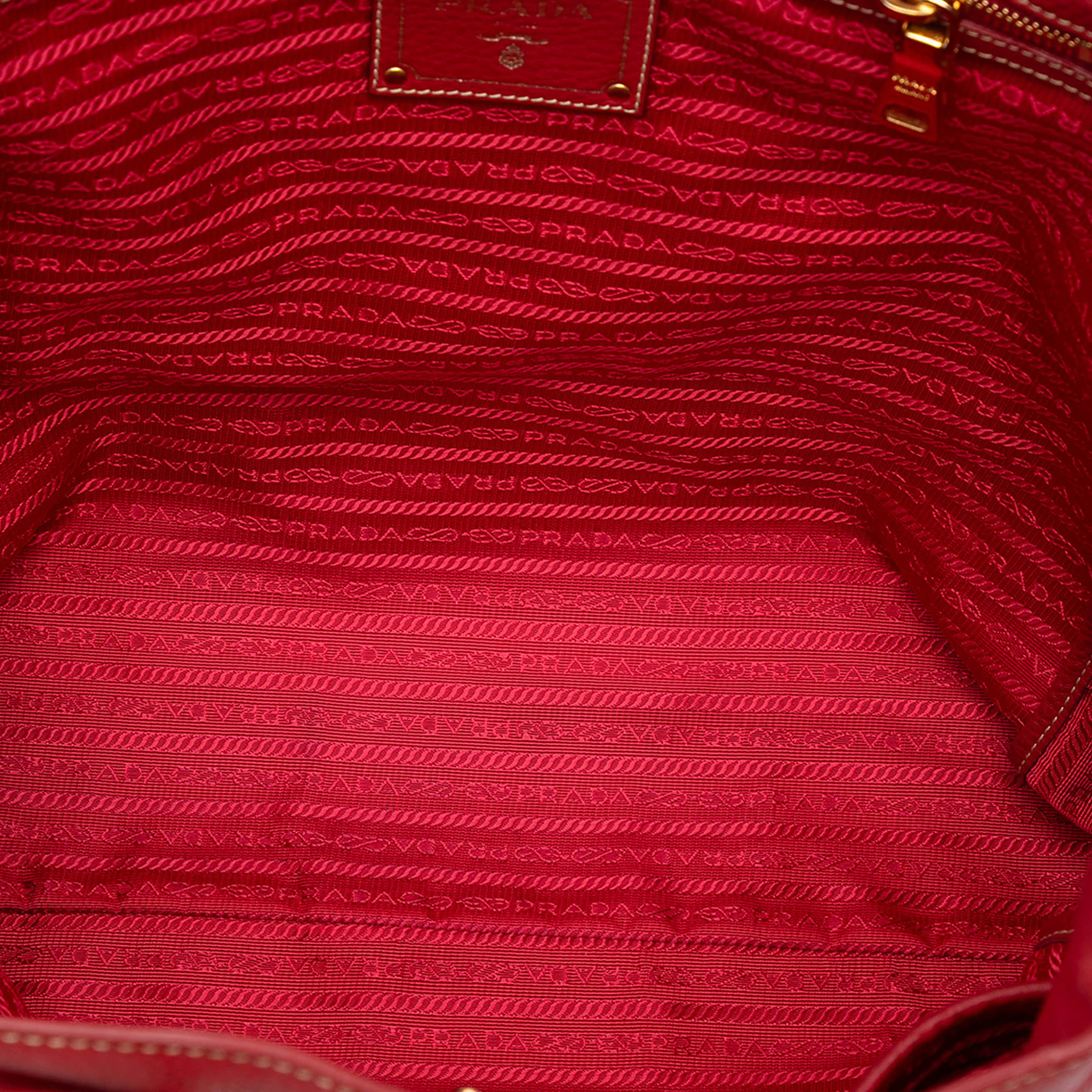 Prada Vitello Daino Open Convertible Tote, från Luxclusif, i färgen red. Klicka för att öppna bilden i stort format