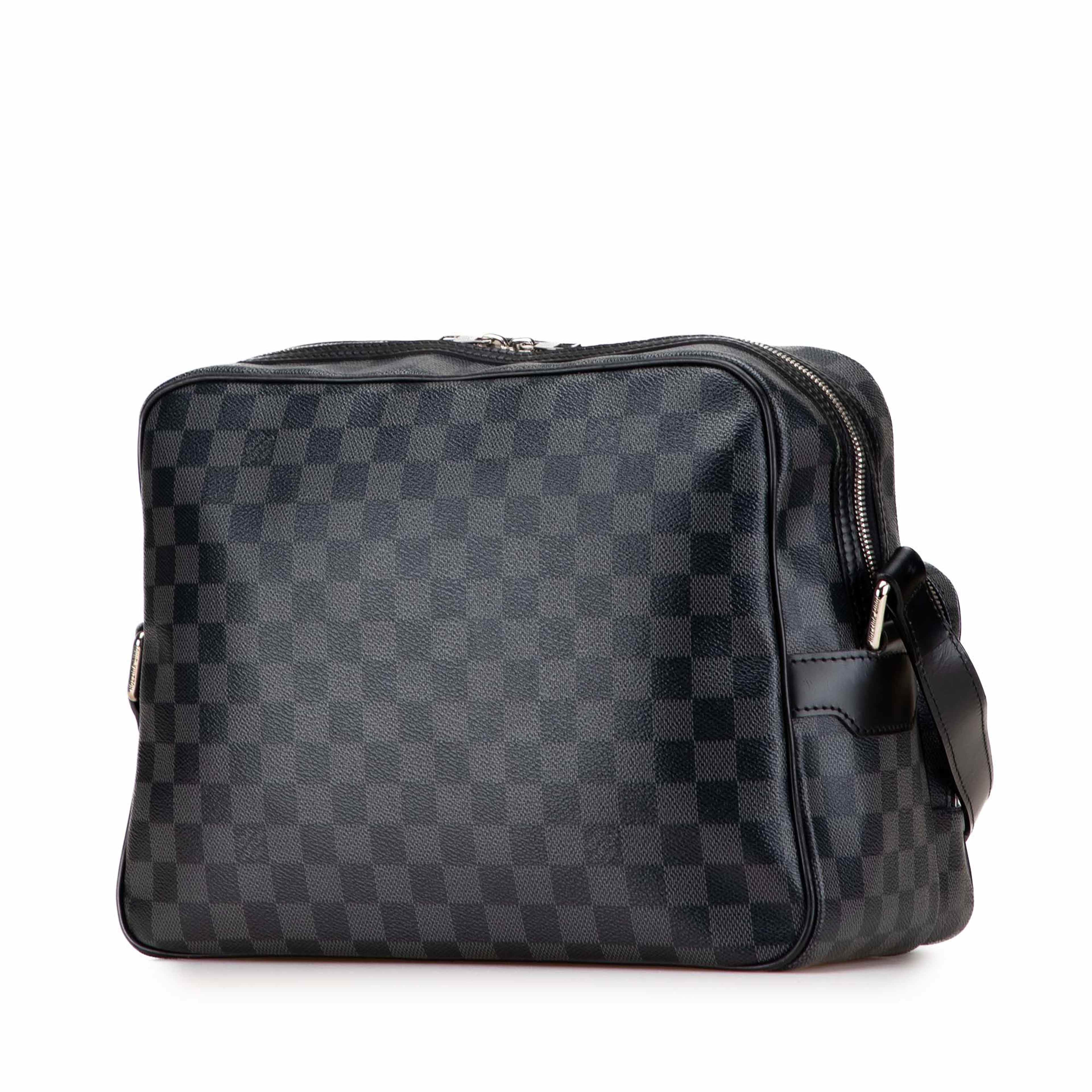 Louis Vuitton Damier Graphite Sac Leoh, från Luxclusif, i färgen svart. Klicka för att öppna bilden i stort format