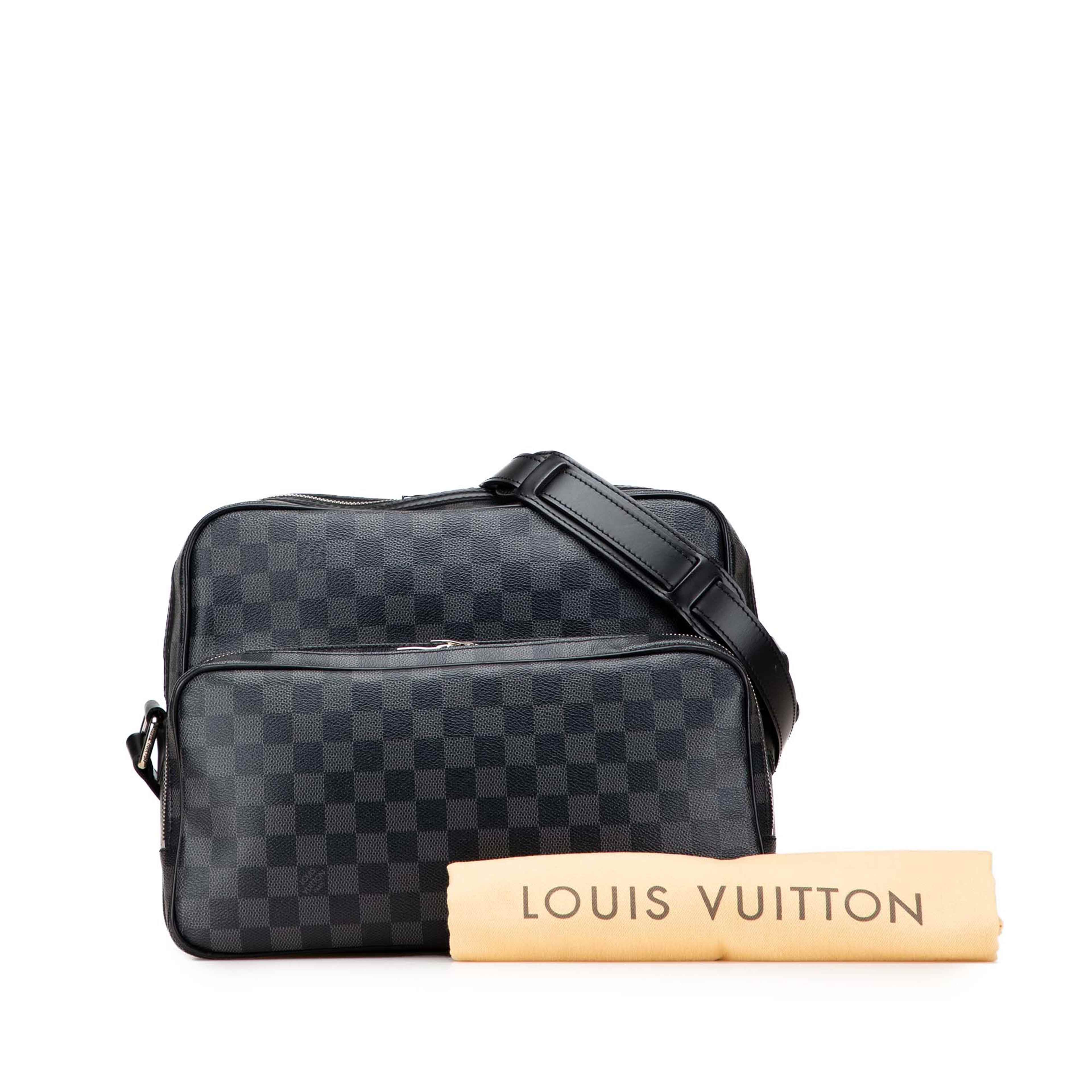 Louis Vuitton Damier Graphite Sac Leoh, från Luxclusif, i färgen svart. Klicka för att öppna bilden i stort format
