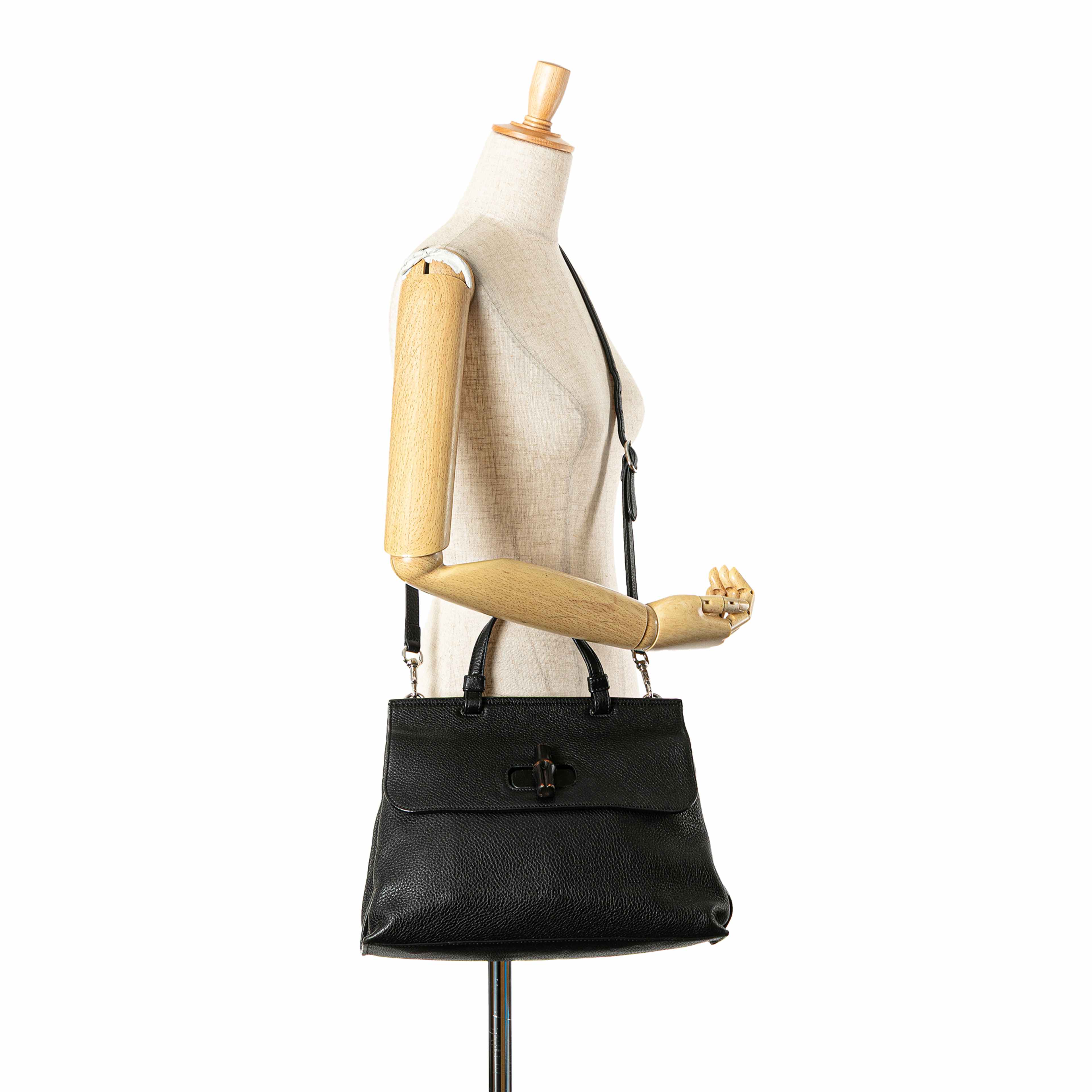 Gucci Medium Calfskin Bamboo Daily Satchel, från Luxclusif, i färgen svart. Klicka för att öppna bilden i stort format
