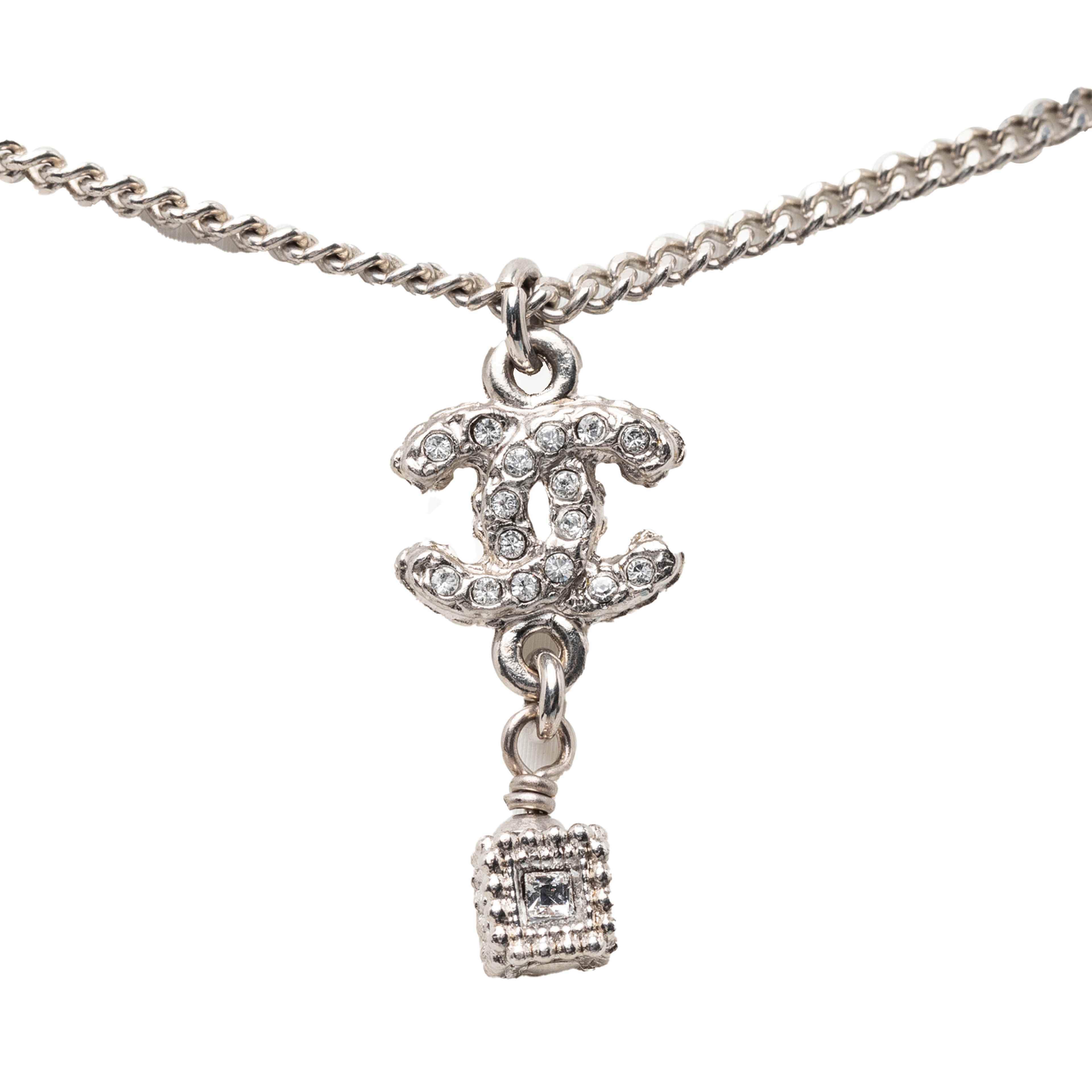Chanel Cc Brass And Strass Cube Pendant Necklace, från Luxclusif, i färgen silver. Klicka för att öppna bilden i stort format