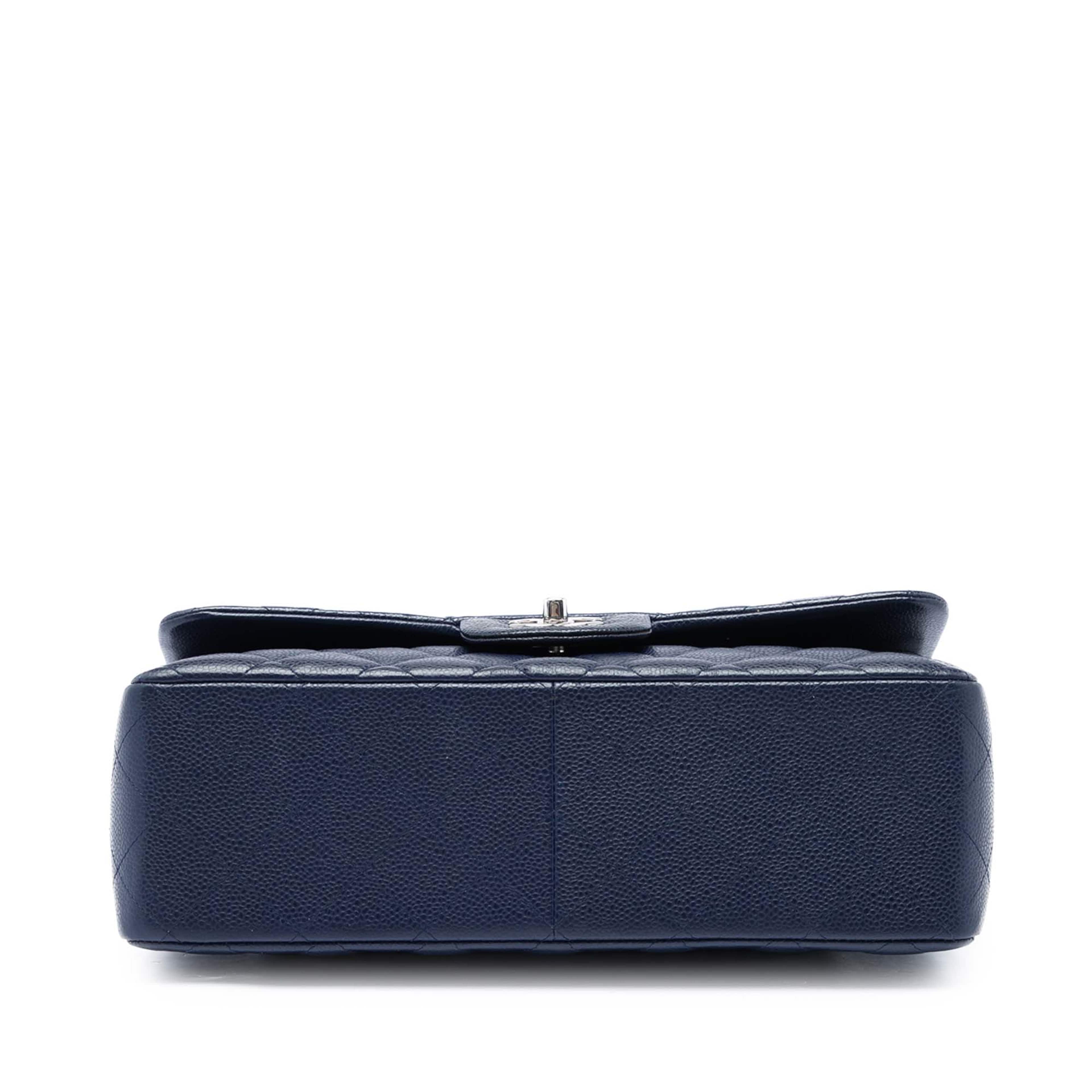 Chanel Jumbo Classic Caviar Double Flap, från Luxclusif, i färgen blå. Klicka för att öppna bilden i stort format