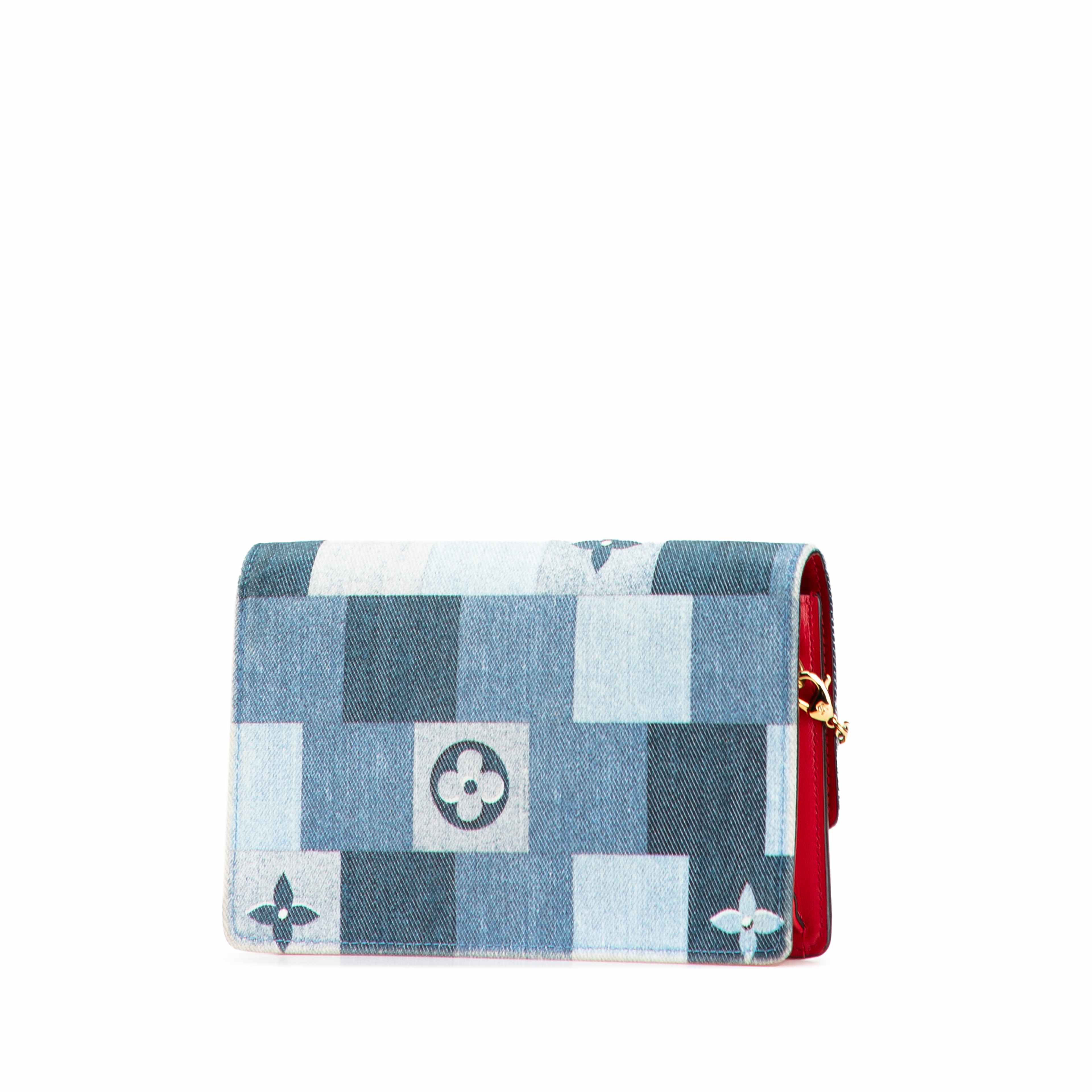 Louis Vuitton Monogram Denim Patchwork Fiore Chain Wallet, från Luxclusif, i färgen blå. Klicka för att öppna bilden i stort format