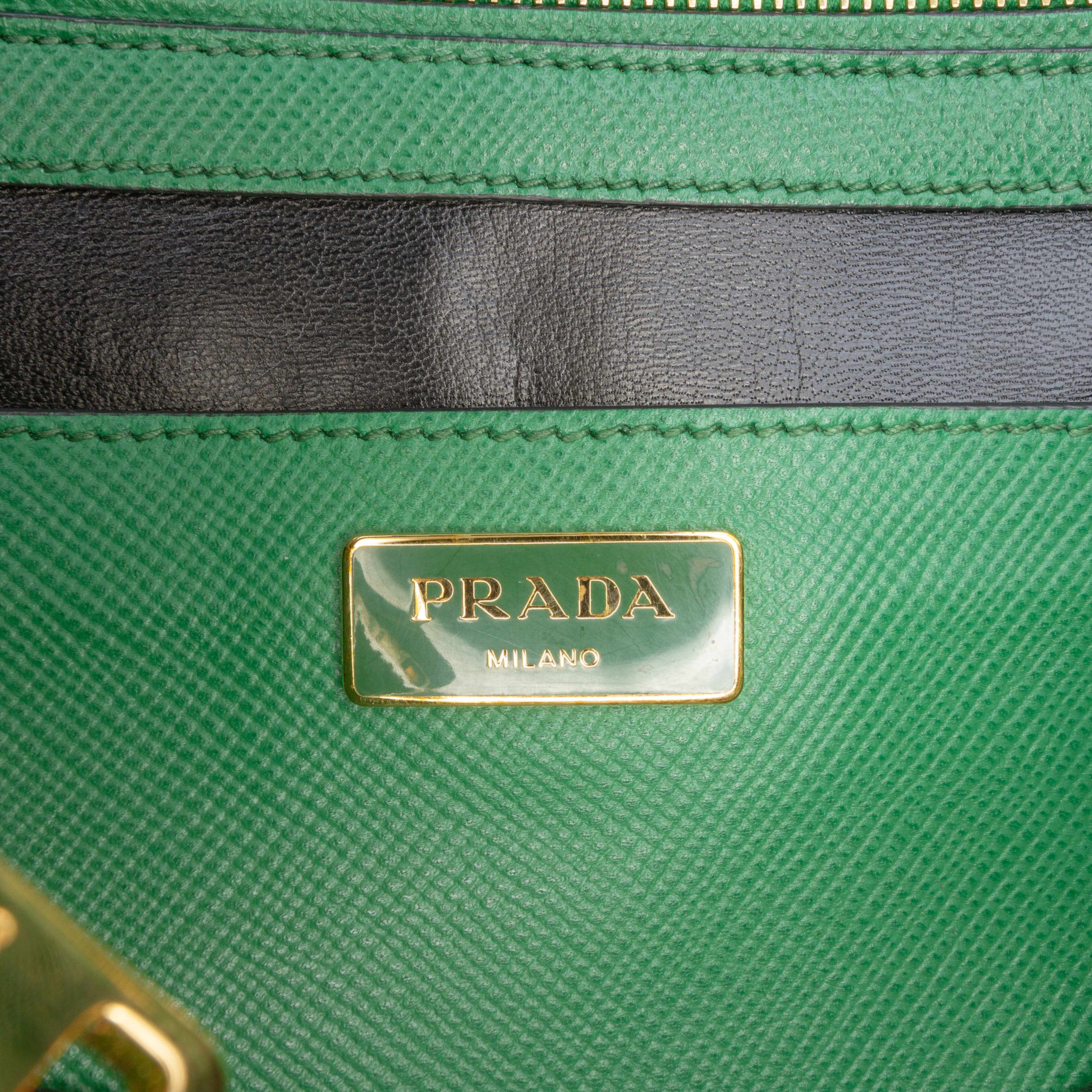 Prada Studded Saffiano Cuir Promenade Satchel, från Luxclusif, i färgen green. Klicka för att öppna bilden i stort format