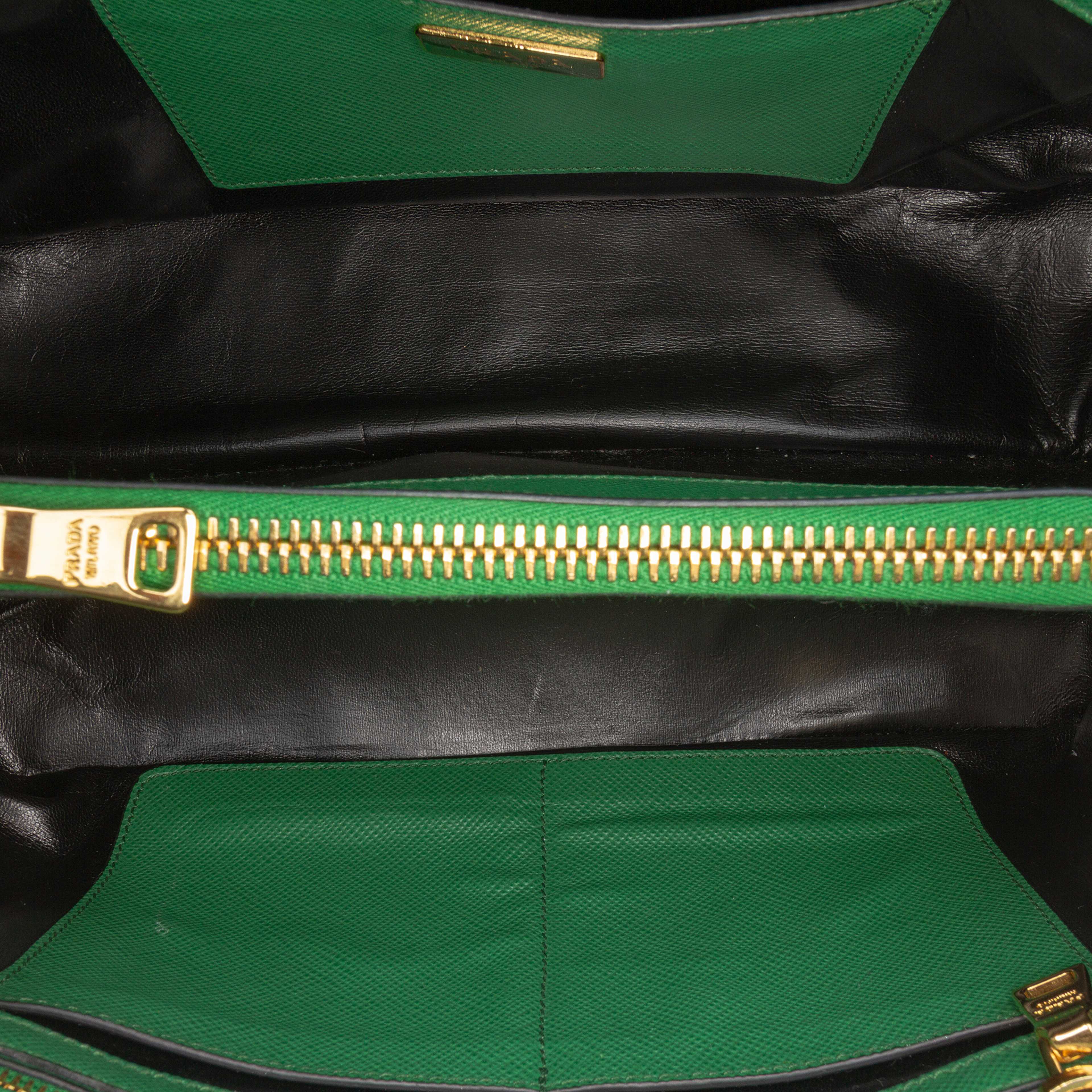 Prada Studded Saffiano Cuir Promenade Satchel, från Luxclusif, i färgen green. Klicka för att öppna bilden i stort format