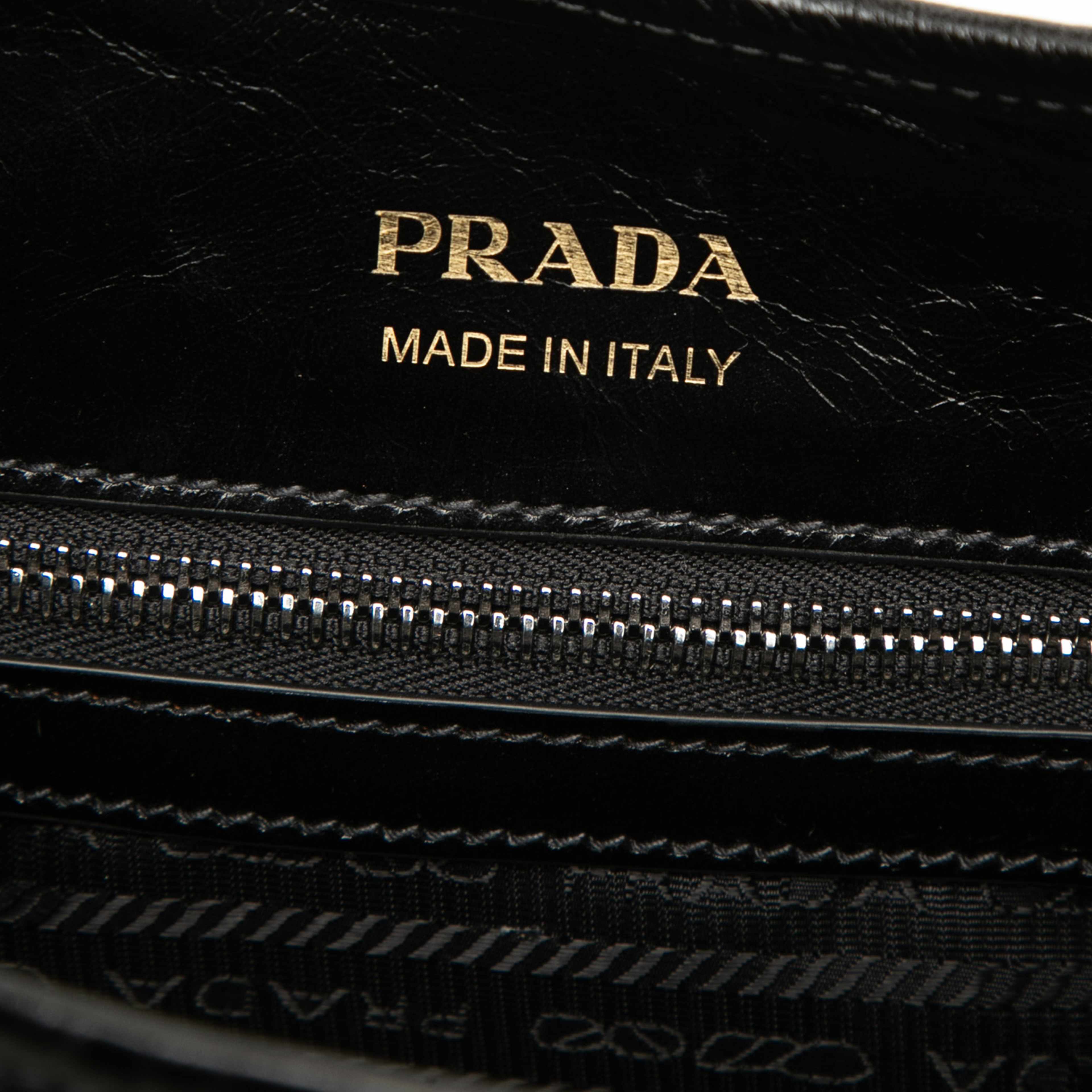 Prada Medium Glossy Calfskin Shoulder Bag, från Luxclusif, i färgen svart. Klicka för att öppna bilden i stort format