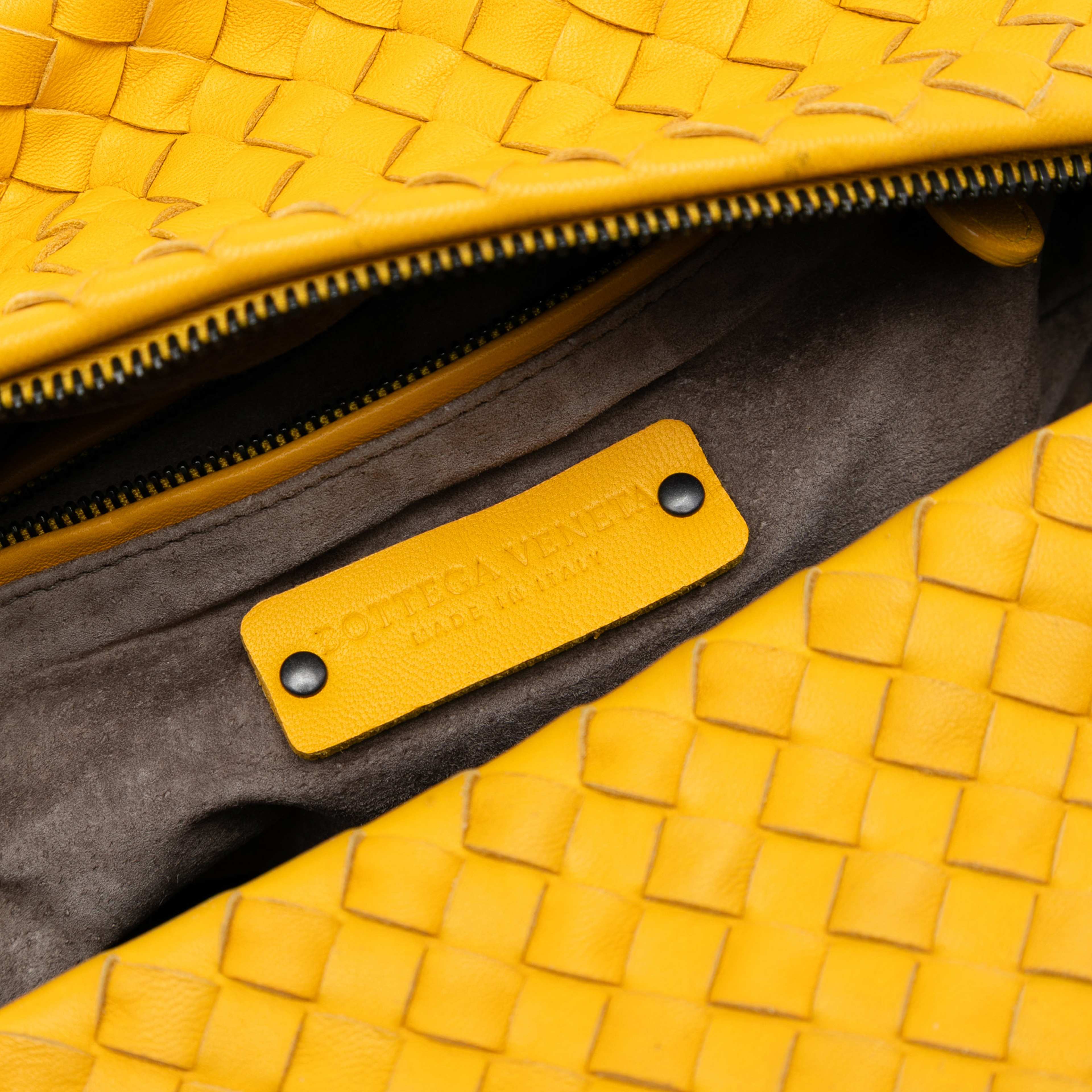 Bottega Veneta Nappa Intrecciato Cube Crossbody, från Luxclusif, i färgen yellow. Klicka för att öppna bilden i stort format