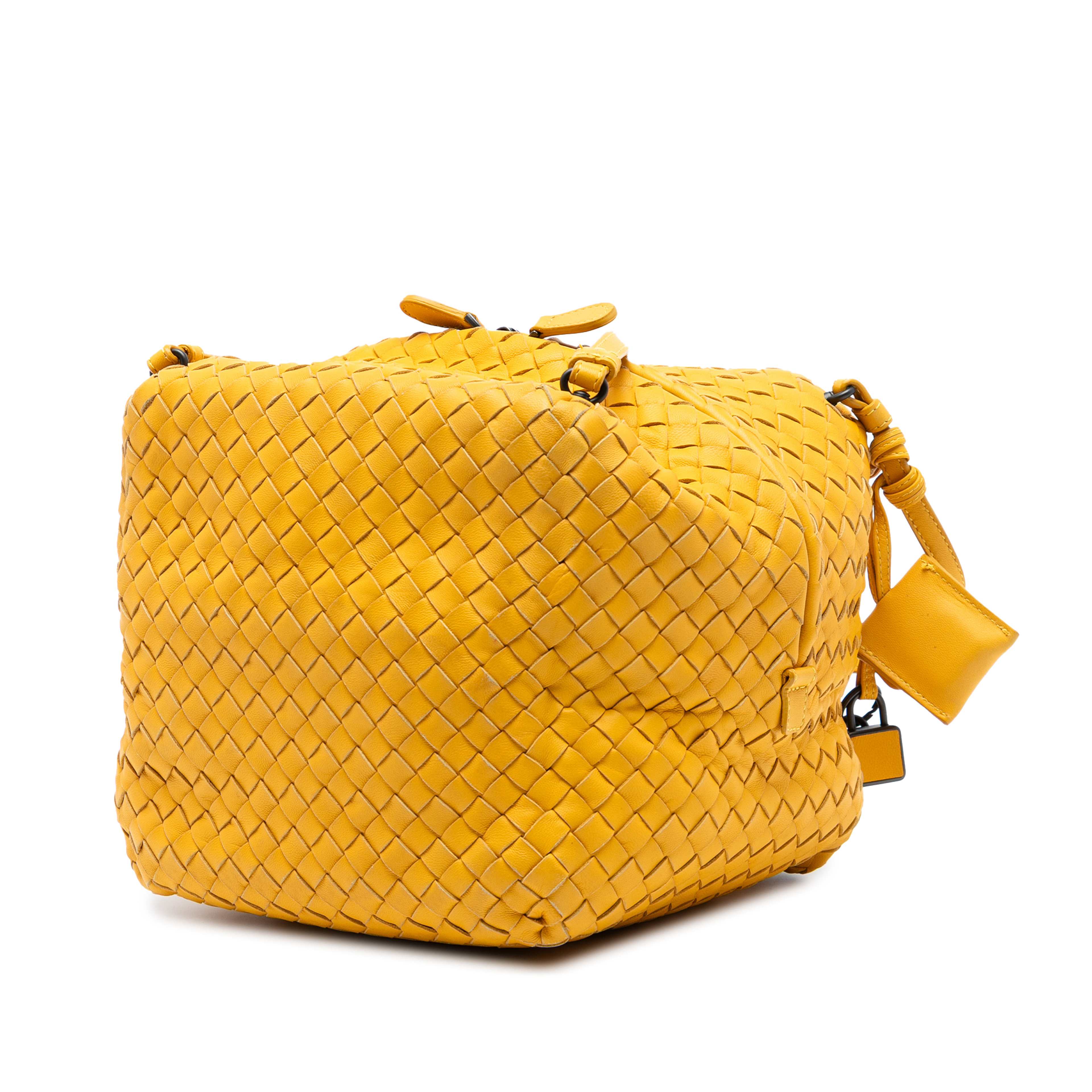 Bottega Veneta Nappa Intrecciato Cube Crossbody, från Luxclusif, i färgen gul. Klicka för att öppna bilden i stort format