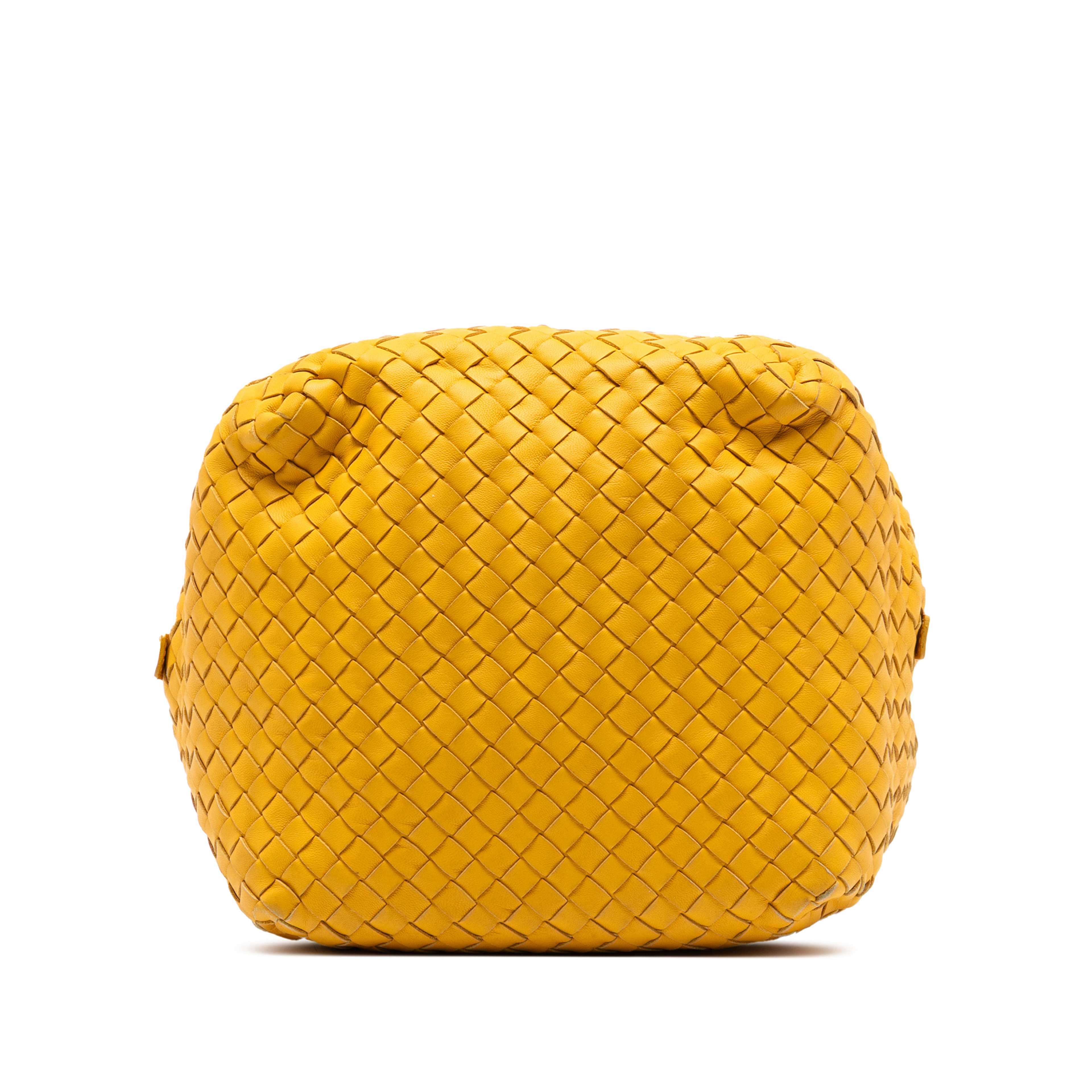 Bottega Veneta Nappa Intrecciato Cube Crossbody, från Luxclusif, i färgen gul. Klicka för att öppna bilden i stort format