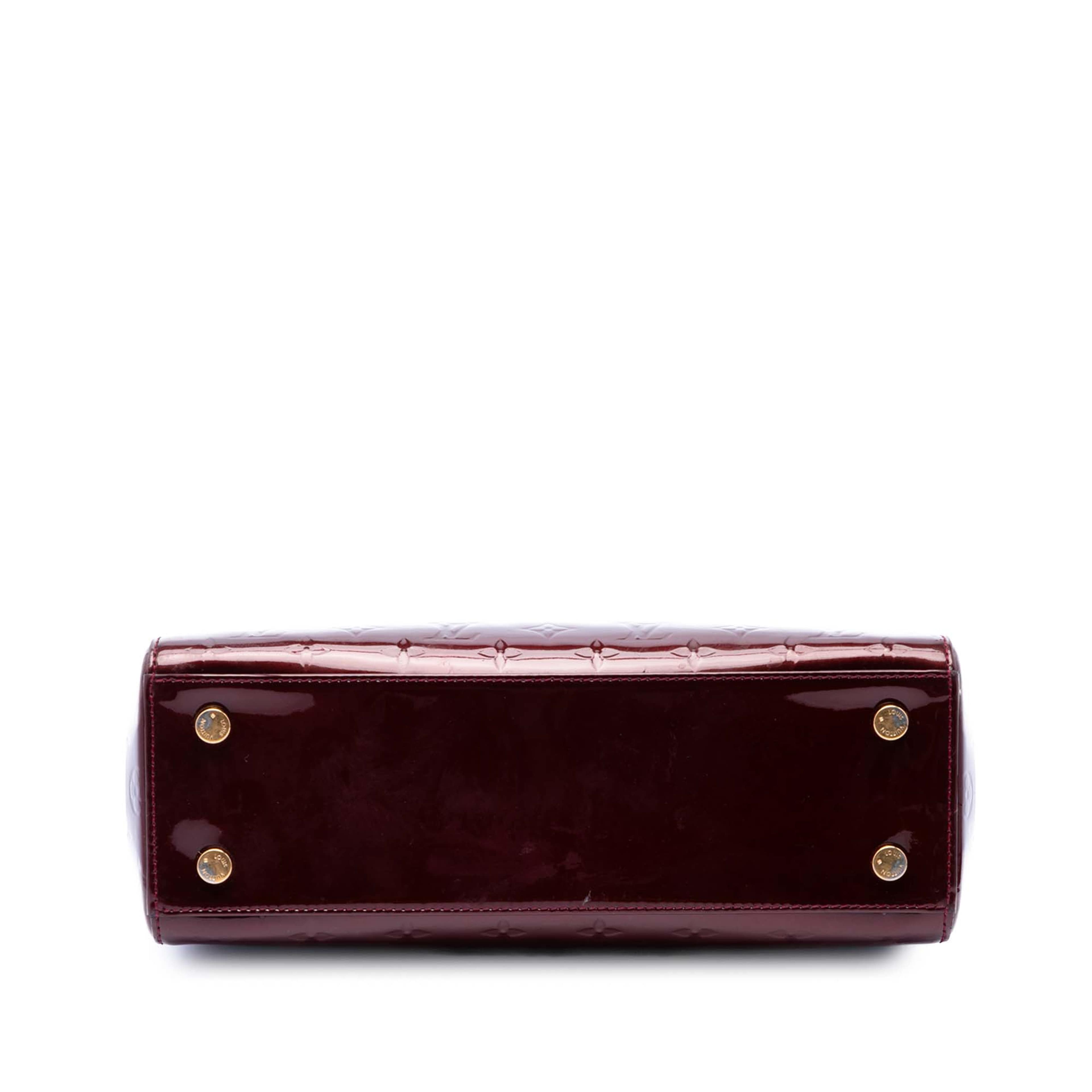 Louis Vuitton Monogram Vernis Brea Mm, från Luxclusif, i färgen röd. Klicka för att öppna bilden i stort format