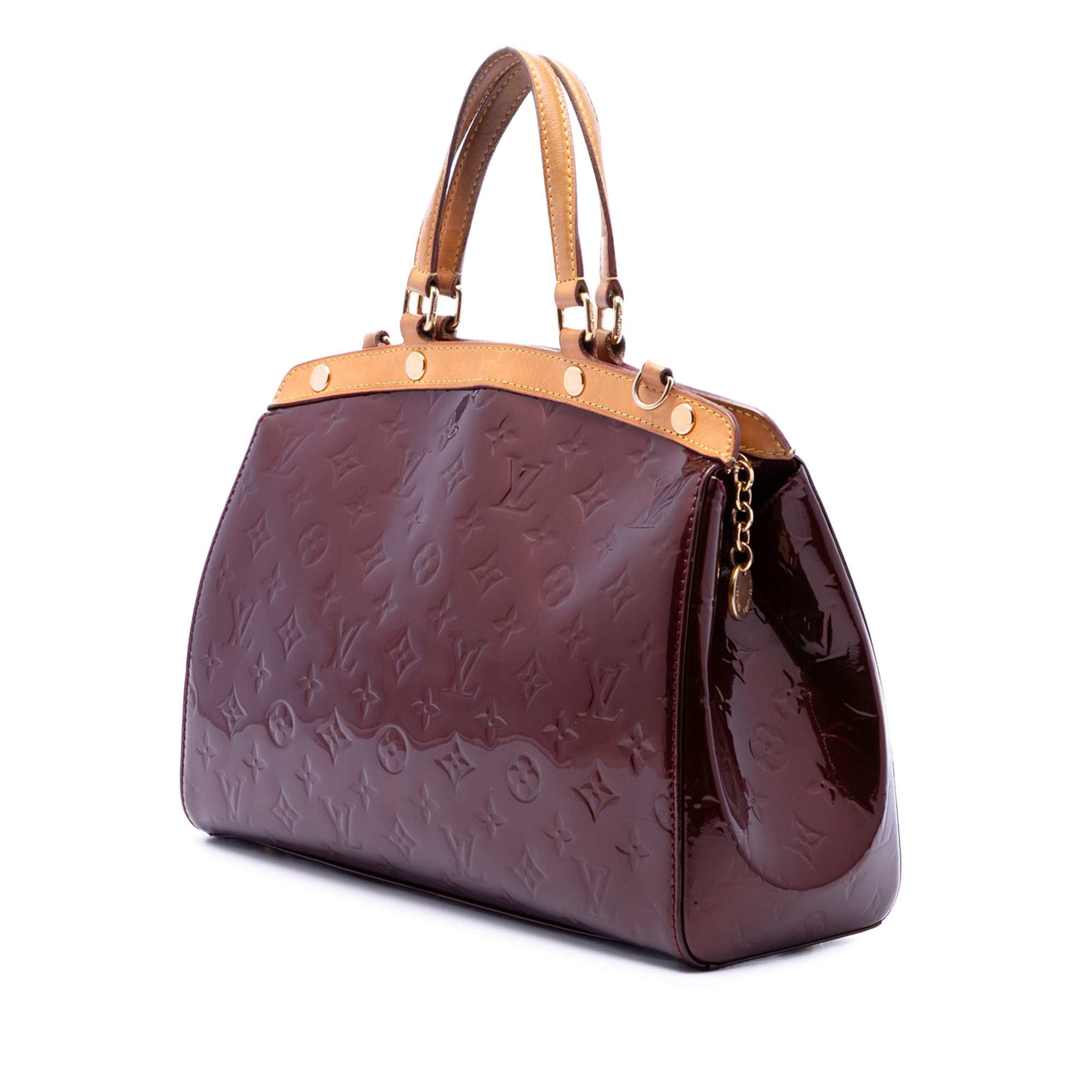 Louis Vuitton Monogram Vernis Brea Mm, från Luxclusif, i färgen röd. Klicka för att öppna bilden i stort format