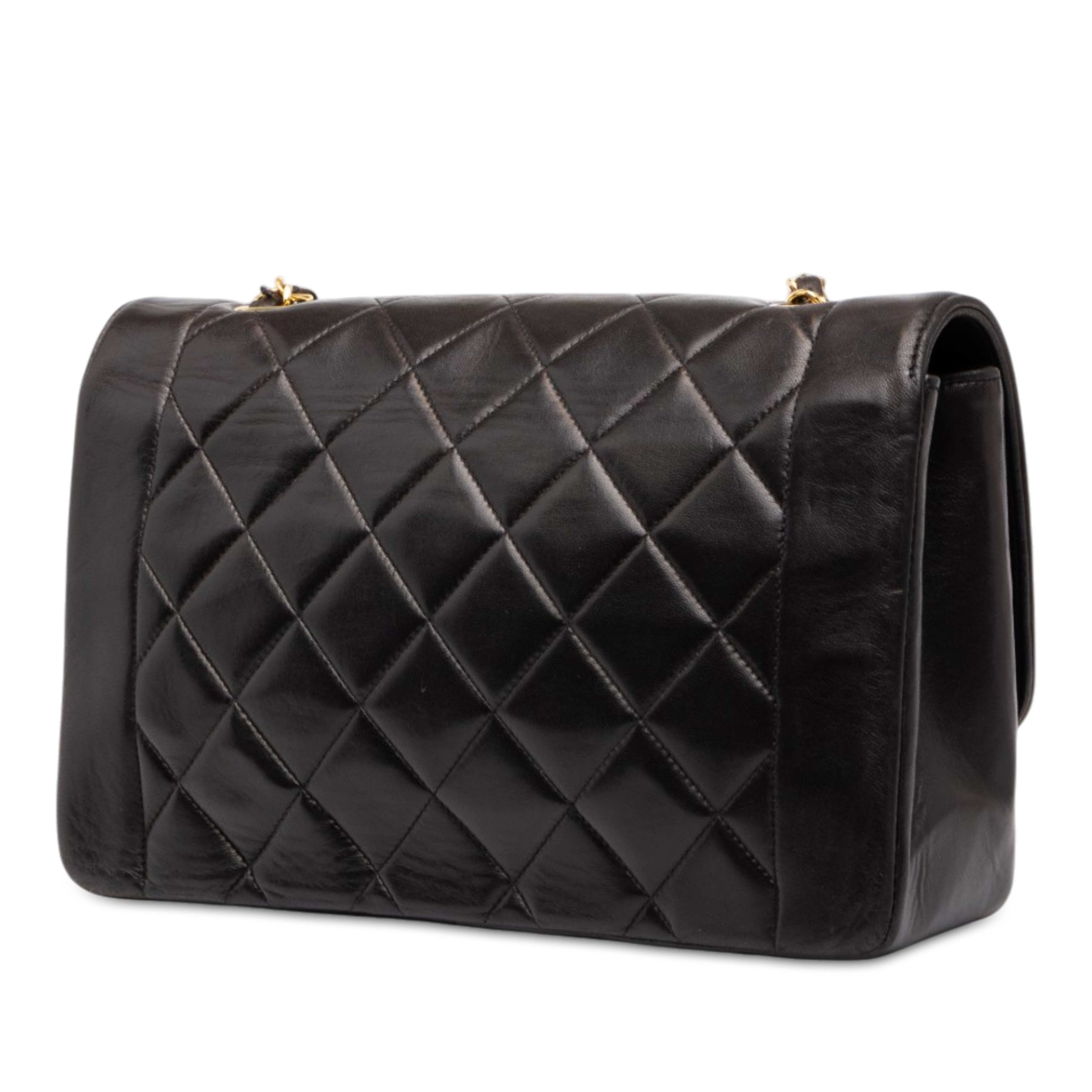 Chanel Small Quilted Lambskin Diana Single Flap, från Luxclusif, i färgen svart. Klicka för att öppna bilden i stort format