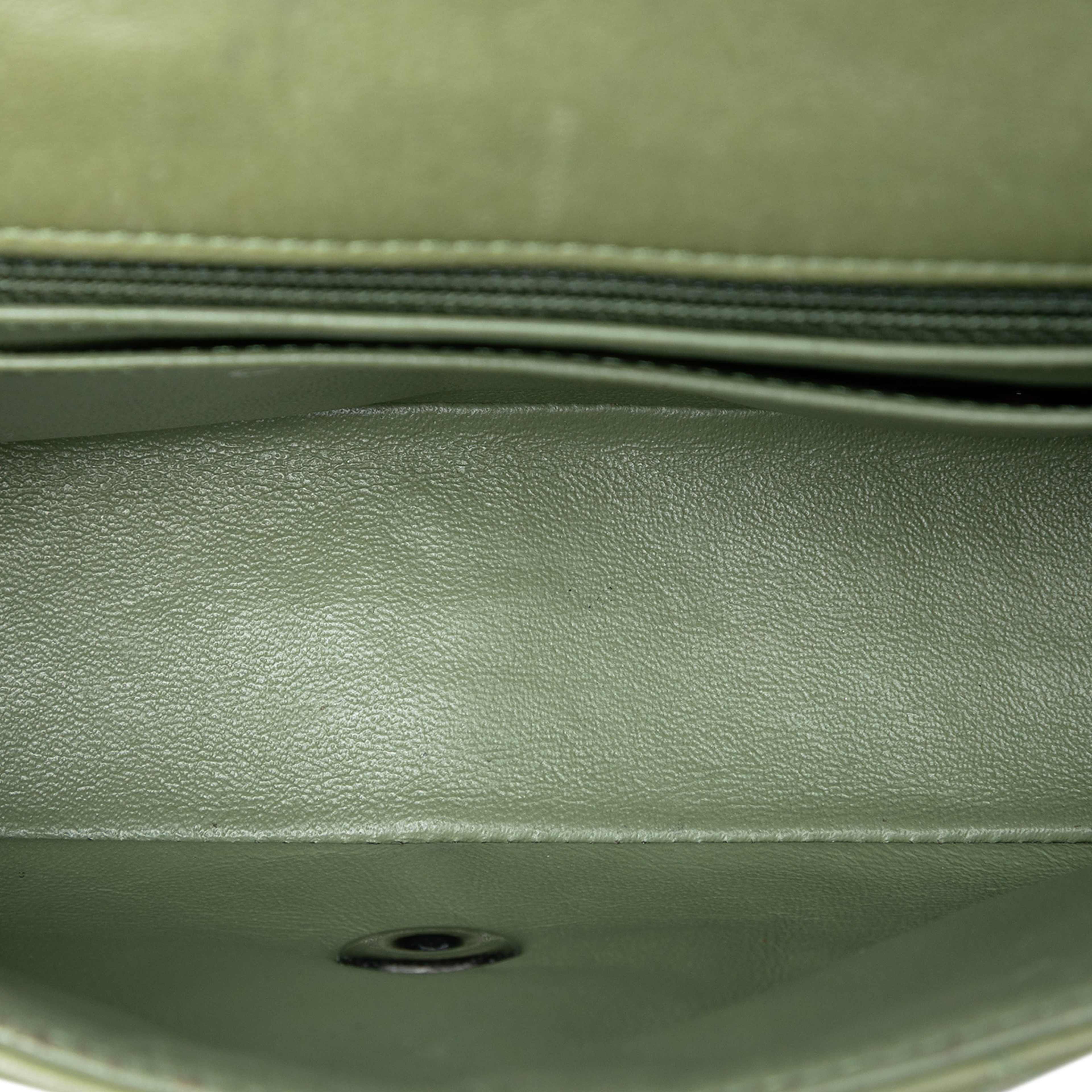 Chanel Mini Rectangular Classic Lambskin Single Flap, från Luxclusif, i färgen olive green. Klicka för att öppna bilden i stort format