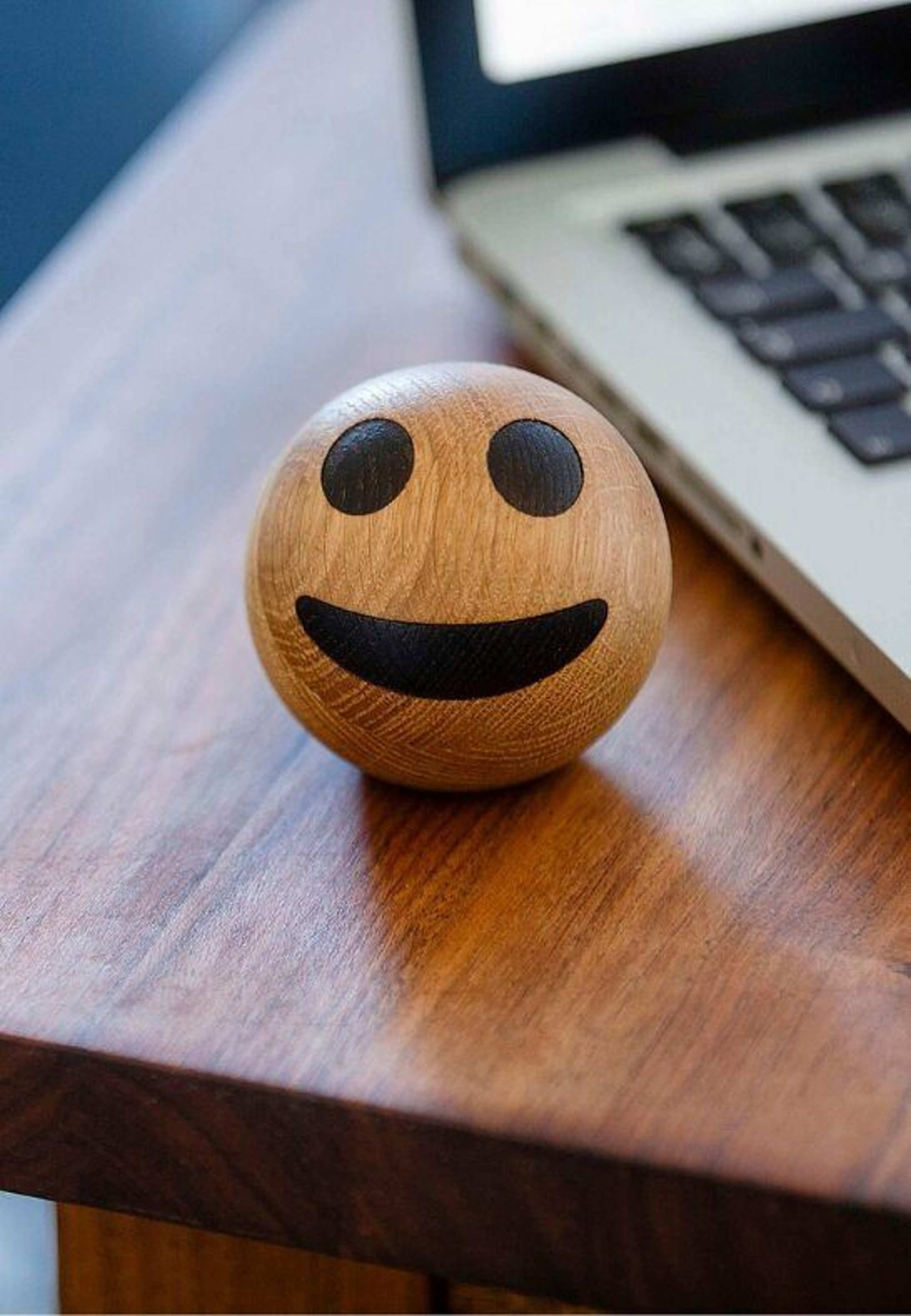 Emojiboll Spring Copenhagen Ek Kiss, 7 Cm, från Spring Copenhagen, i färgen grinning face. Klicka för att öppna bilden i stort format