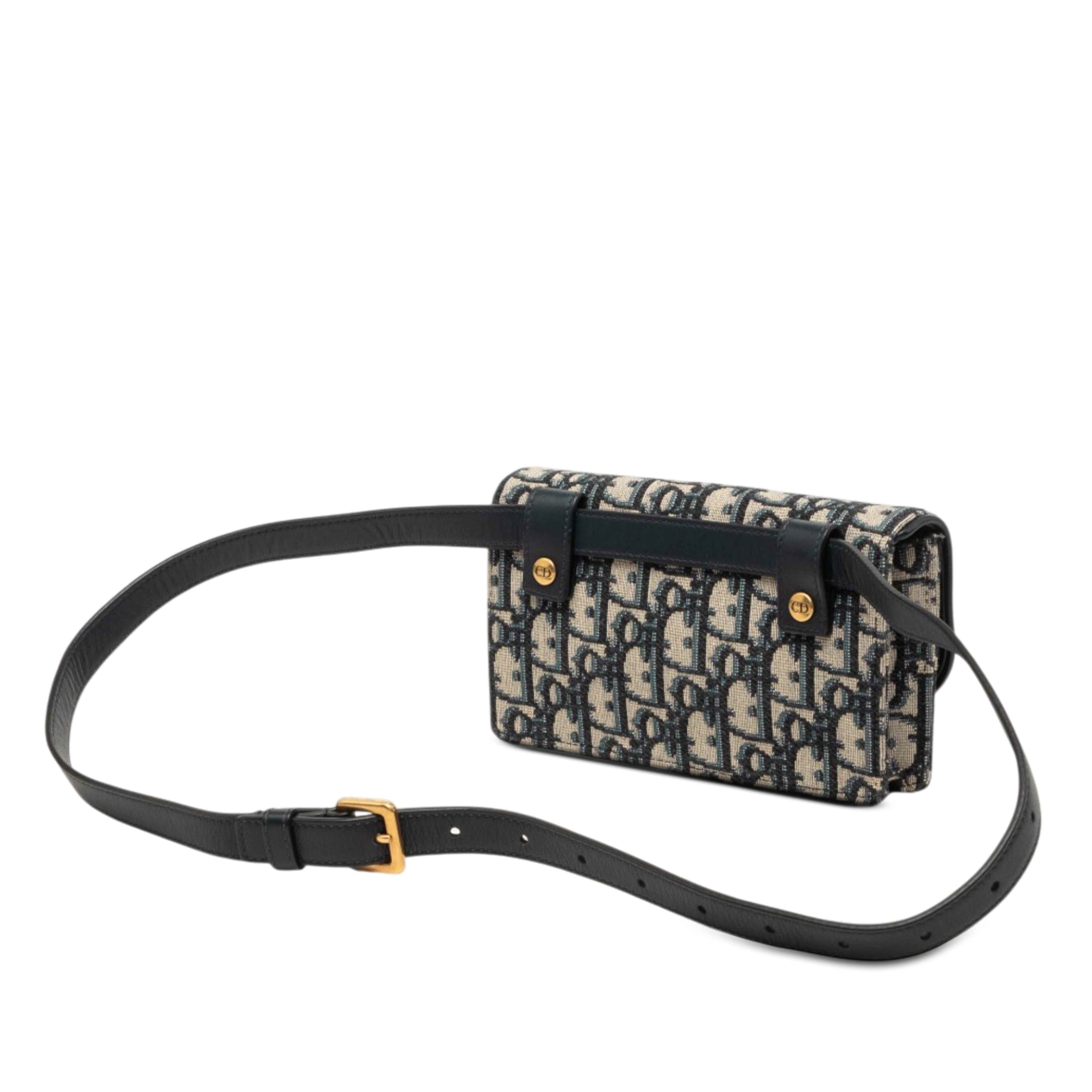 Dior Oblique Canvas Saddle Belt Bag, från Luxclusif, i färgen blå. Klicka för att öppna bilden i stort format