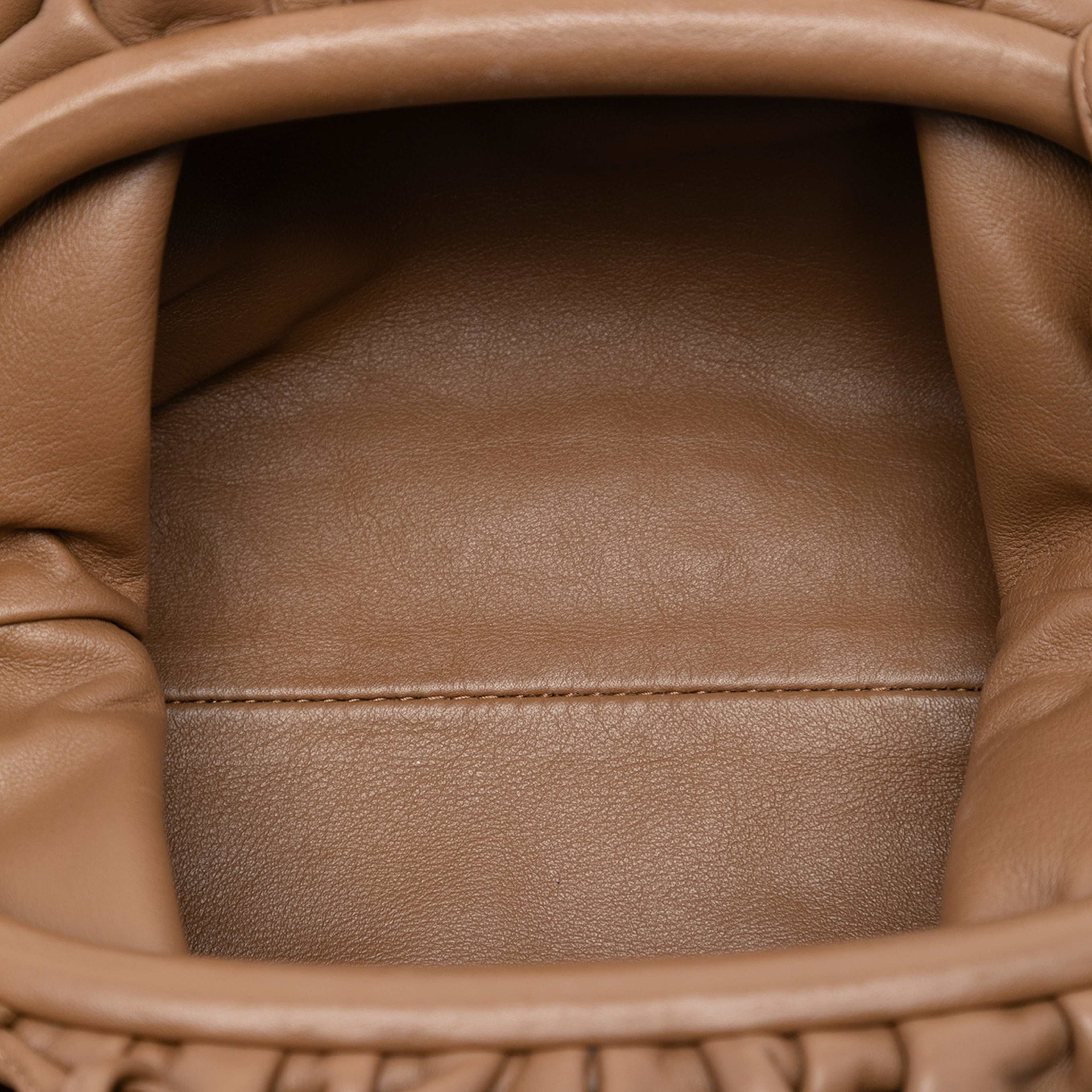 Bottega Veneta Lambskin The Mini Pouch Crossbody, från Luxclusif, i färgen brown. Klicka för att öppna bilden i stort format