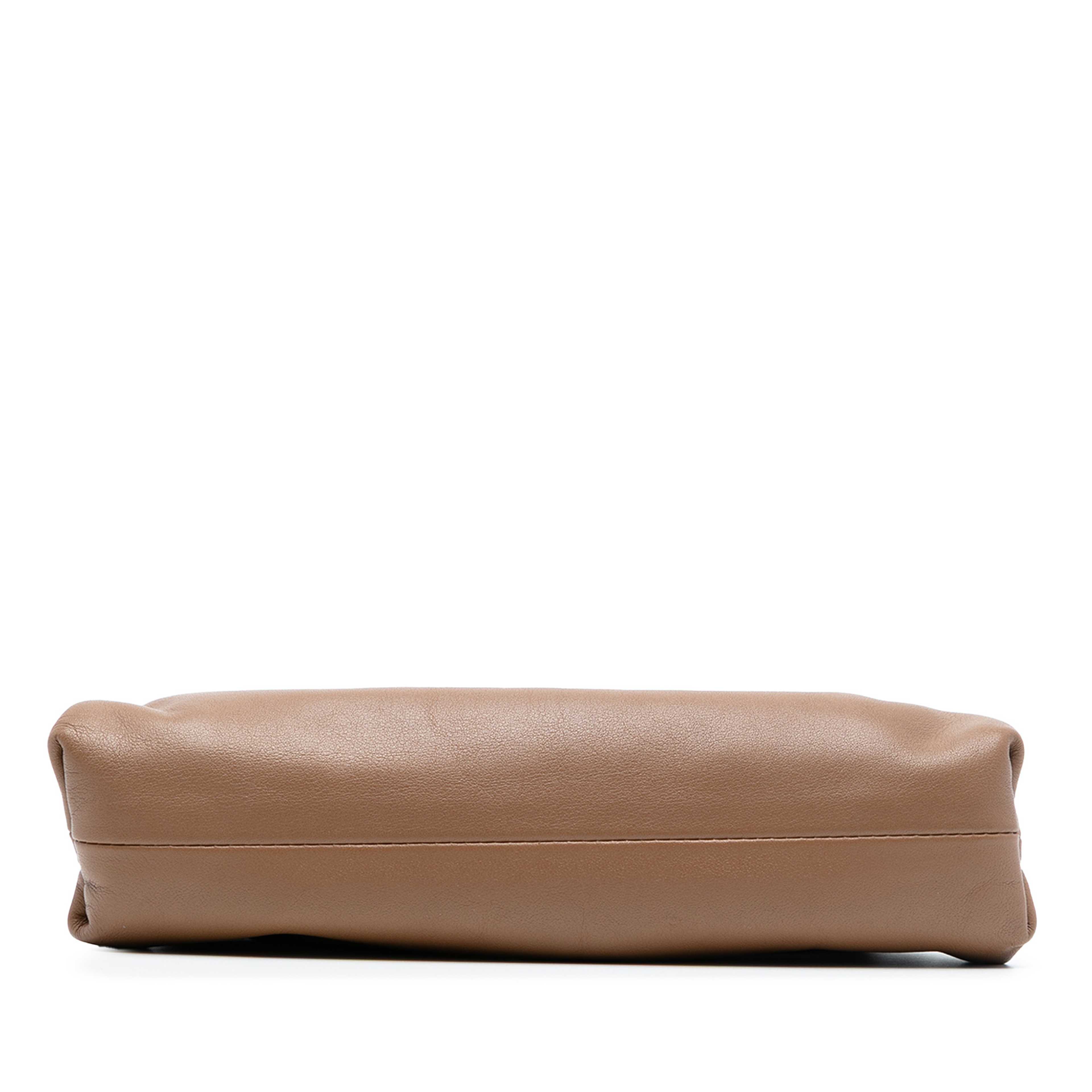 Bottega Veneta Lambskin The Mini Pouch Crossbody, från Luxclusif, i färgen brown. Klicka för att öppna bilden i stort format