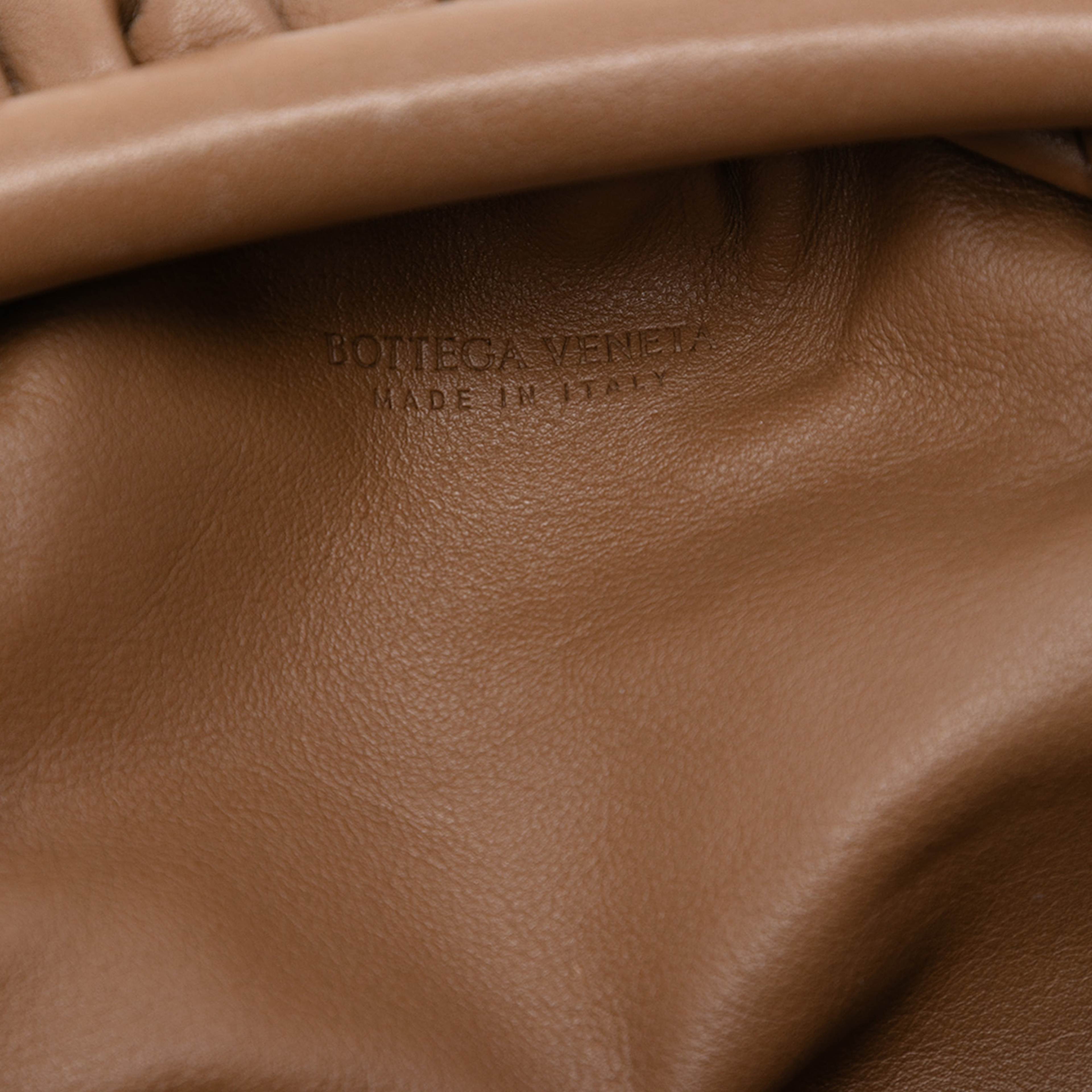 Bottega Veneta Lambskin The Mini Pouch Crossbody, från Luxclusif, i färgen brown. Klicka för att öppna bilden i stort format