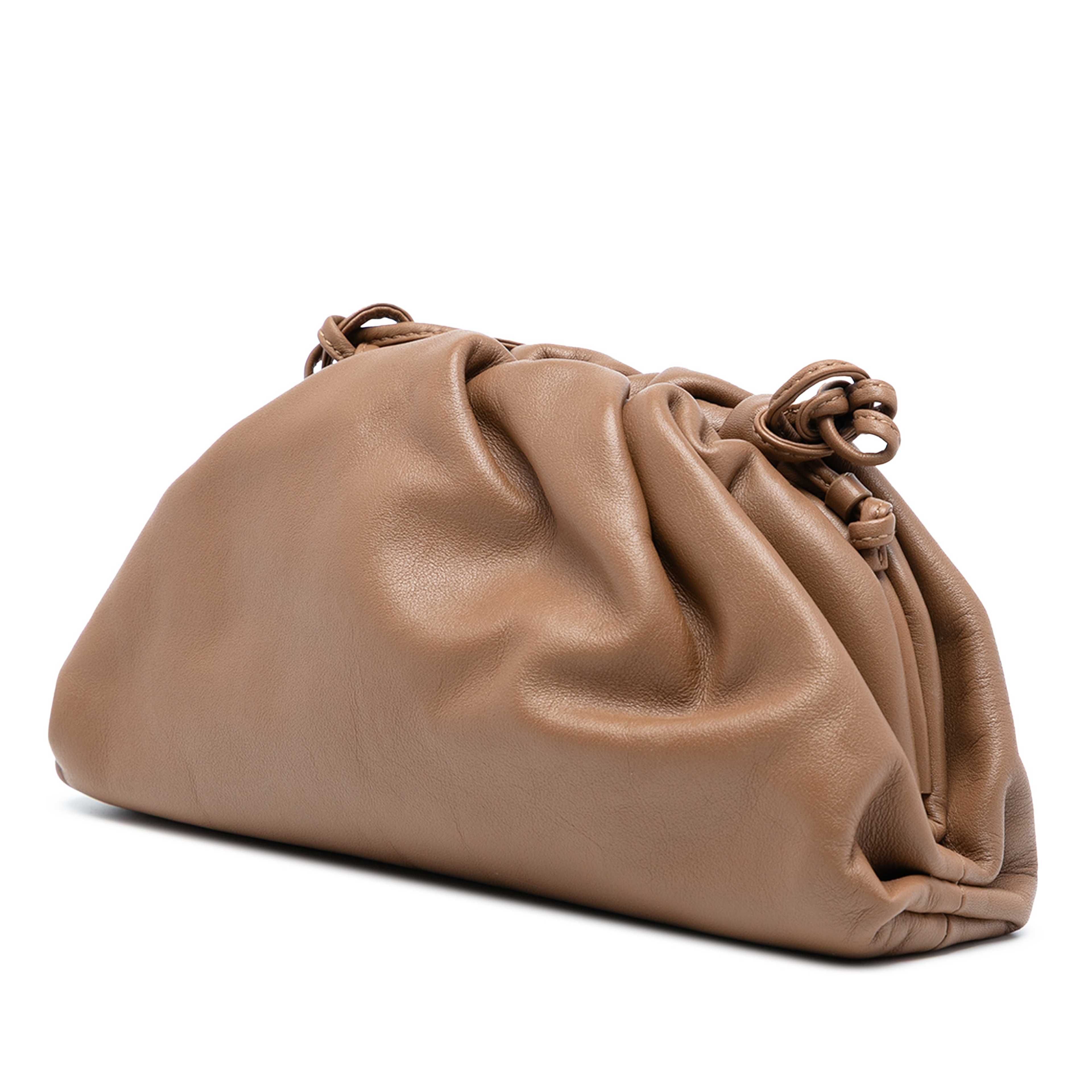 Bottega Veneta Lambskin The Mini Pouch Crossbody, från Luxclusif, i färgen brown. Klicka för att öppna bilden i stort format