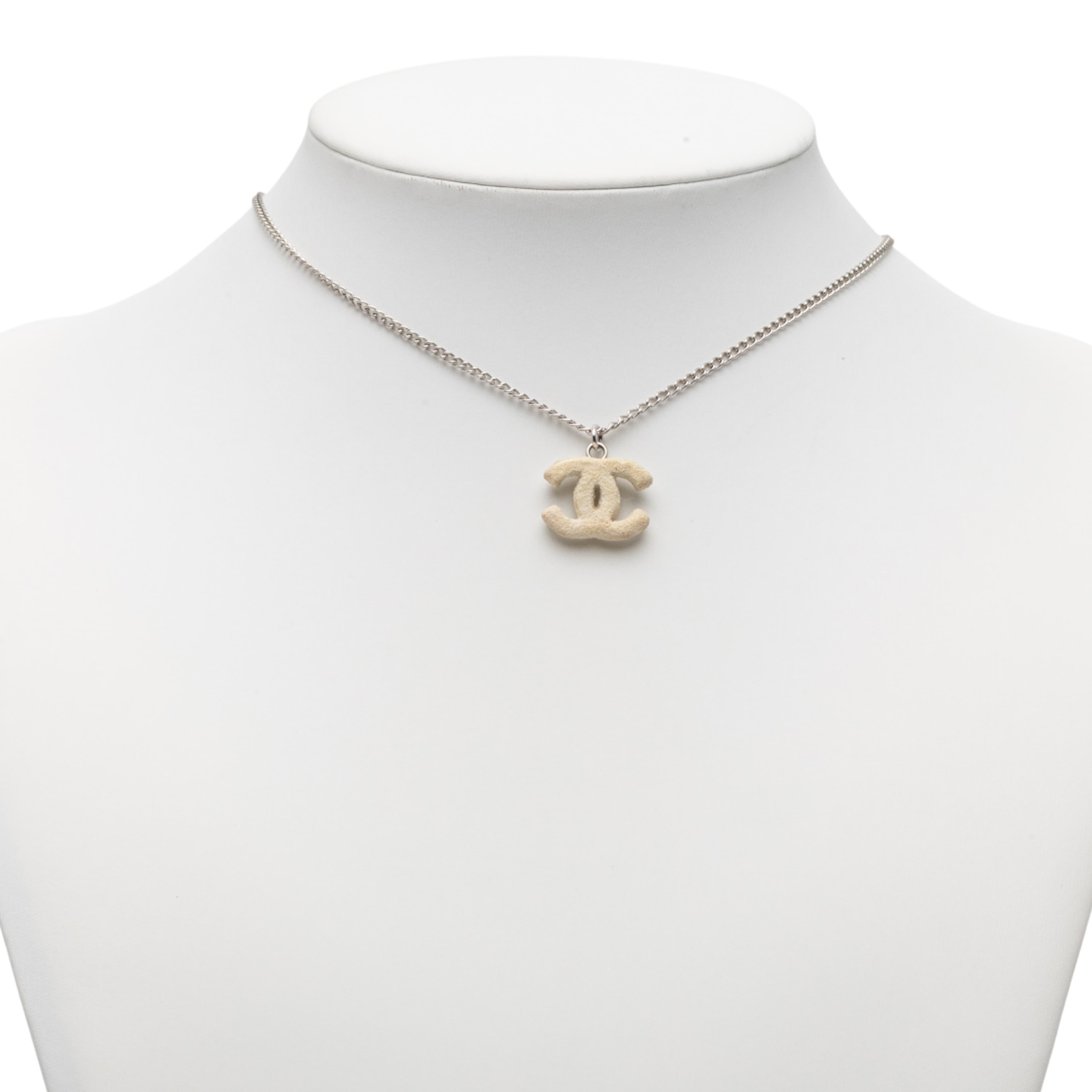 Chanel Silver Plated Textured Cc Pendant Necklace, från Luxclusif, i färgen silver. Klicka för att öppna bilden i stort format