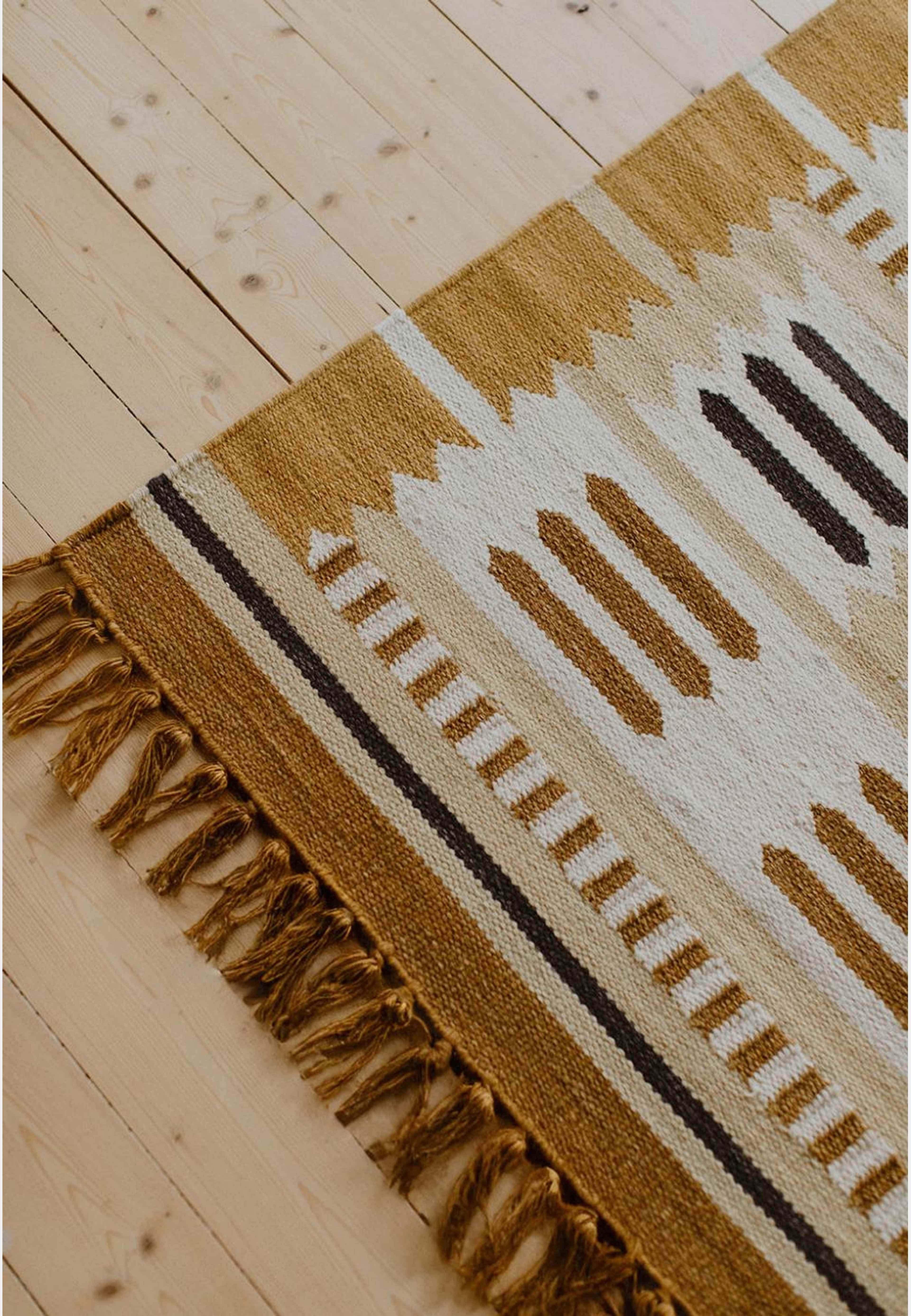 Röllakan Ullmatta 280x270 cm, från Layered, i färgen marigold. Klicka för att öppna bilden i stort format