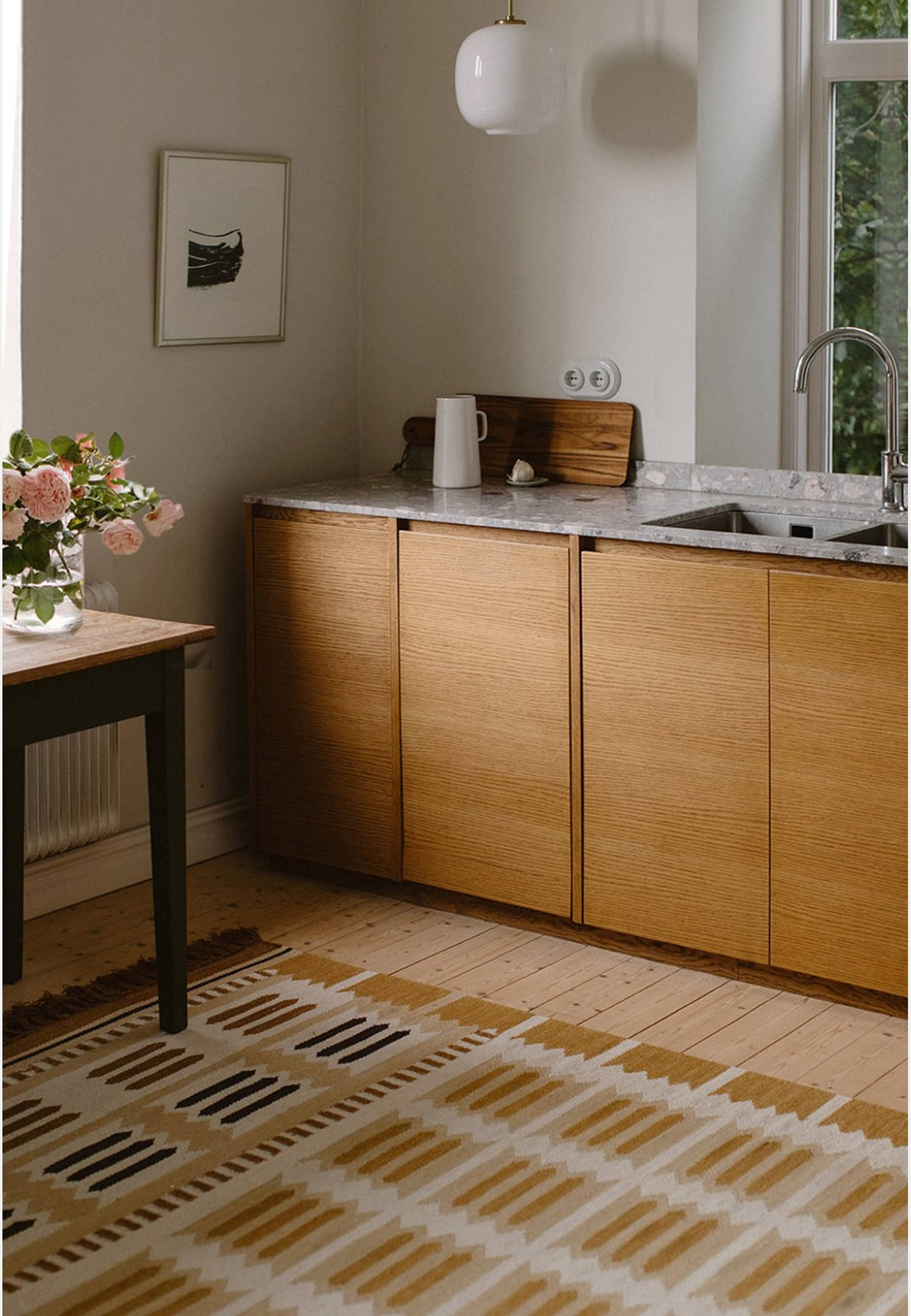 Röllakan Ullmatta 280x270 cm, från Layered, i färgen marigold. Klicka för att öppna bilden i stort format