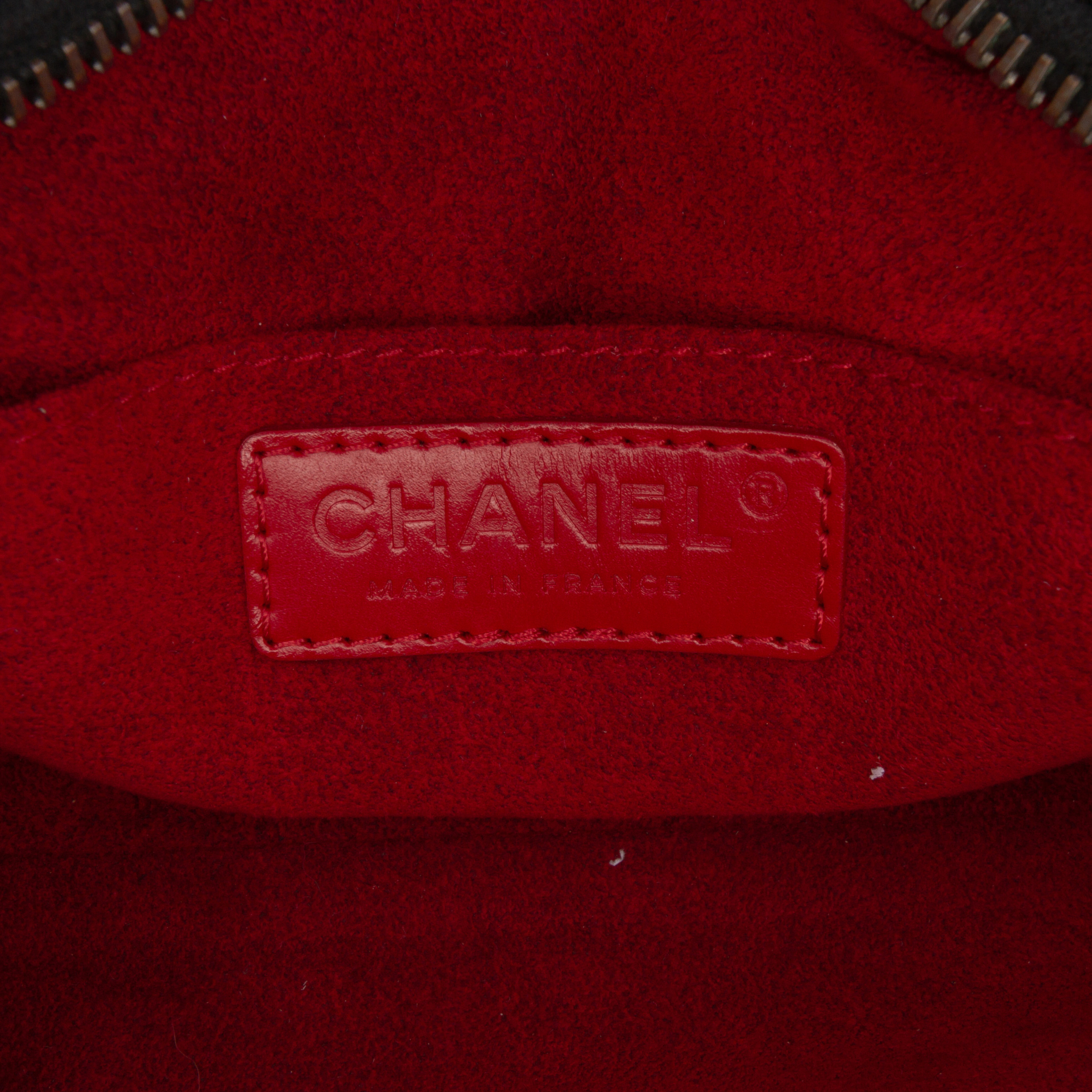 Chanel Cc Chocolate Bar Patent Shoulder Bag, från Luxclusif, i färgen black. Klicka för att öppna bilden i stort format