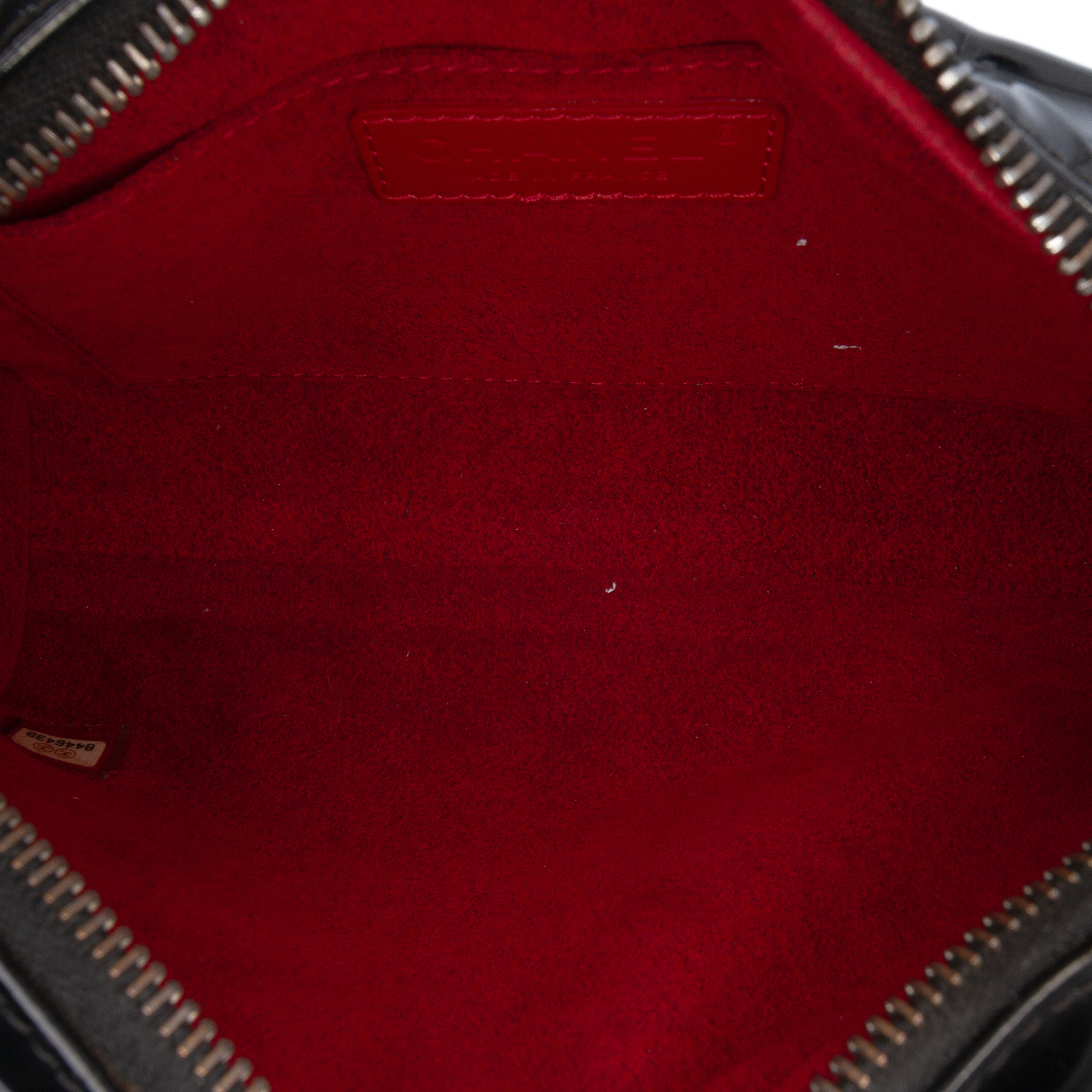 Chanel Cc Chocolate Bar Patent Shoulder Bag, från Luxclusif, i färgen black. Klicka för att öppna bilden i stort format