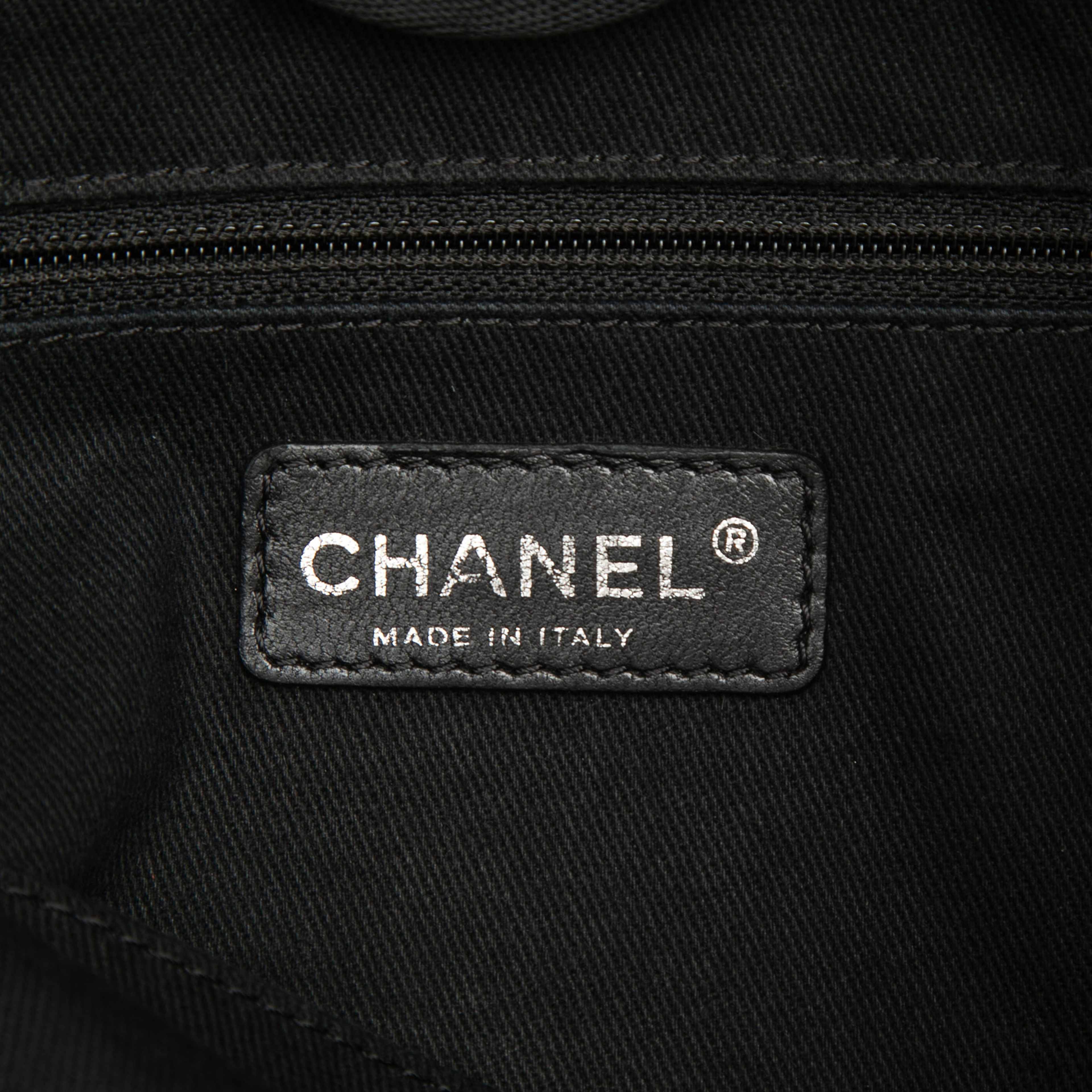 Chanel Mini Canvas Deauville Tote, från Luxclusif, i färgen grå. Klicka för att öppna bilden i stort format