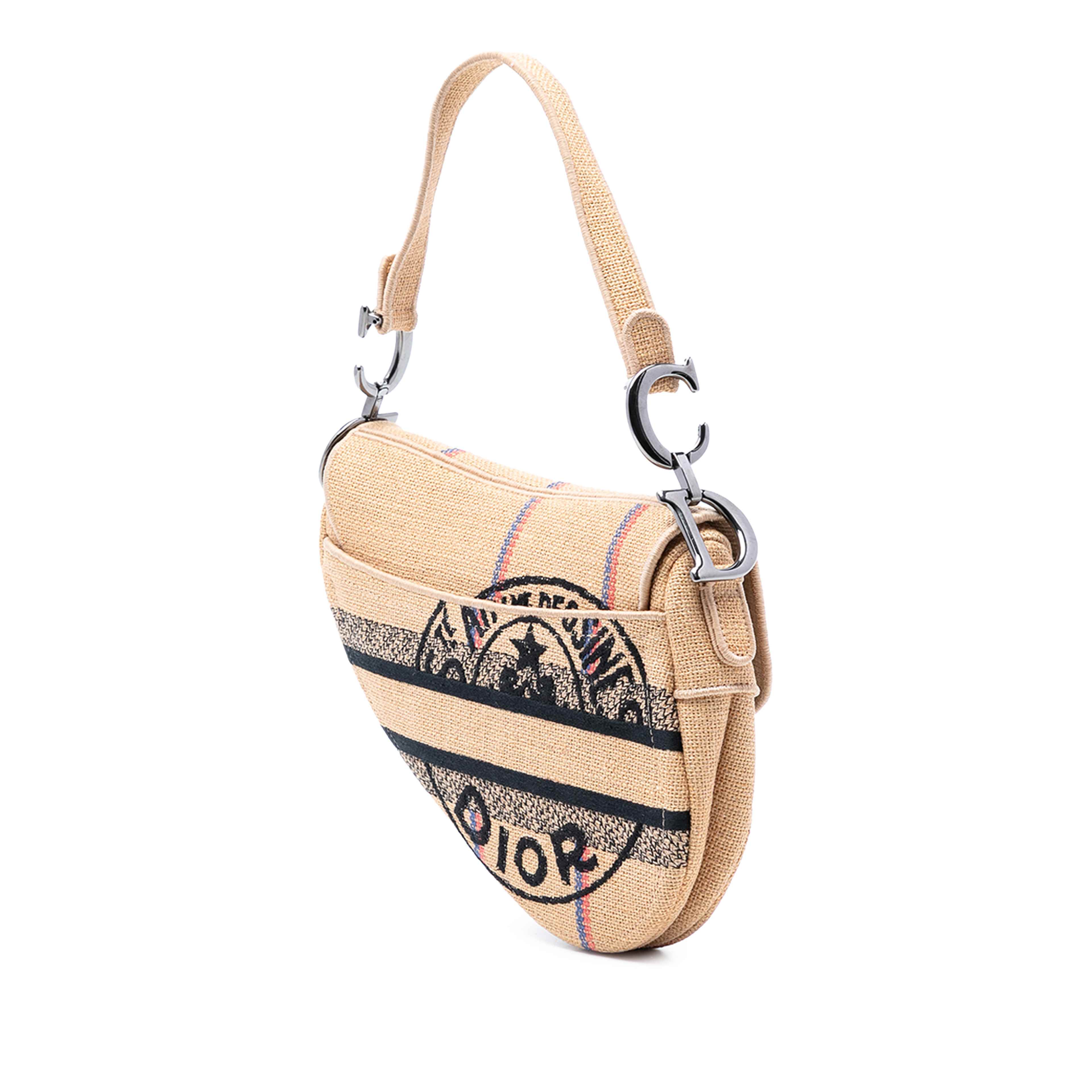 Dior Mini Embroidered Jute Canvas Union Saddle Bag, från Luxclusif, i färgen beige. Klicka för att öppna bilden i stort format