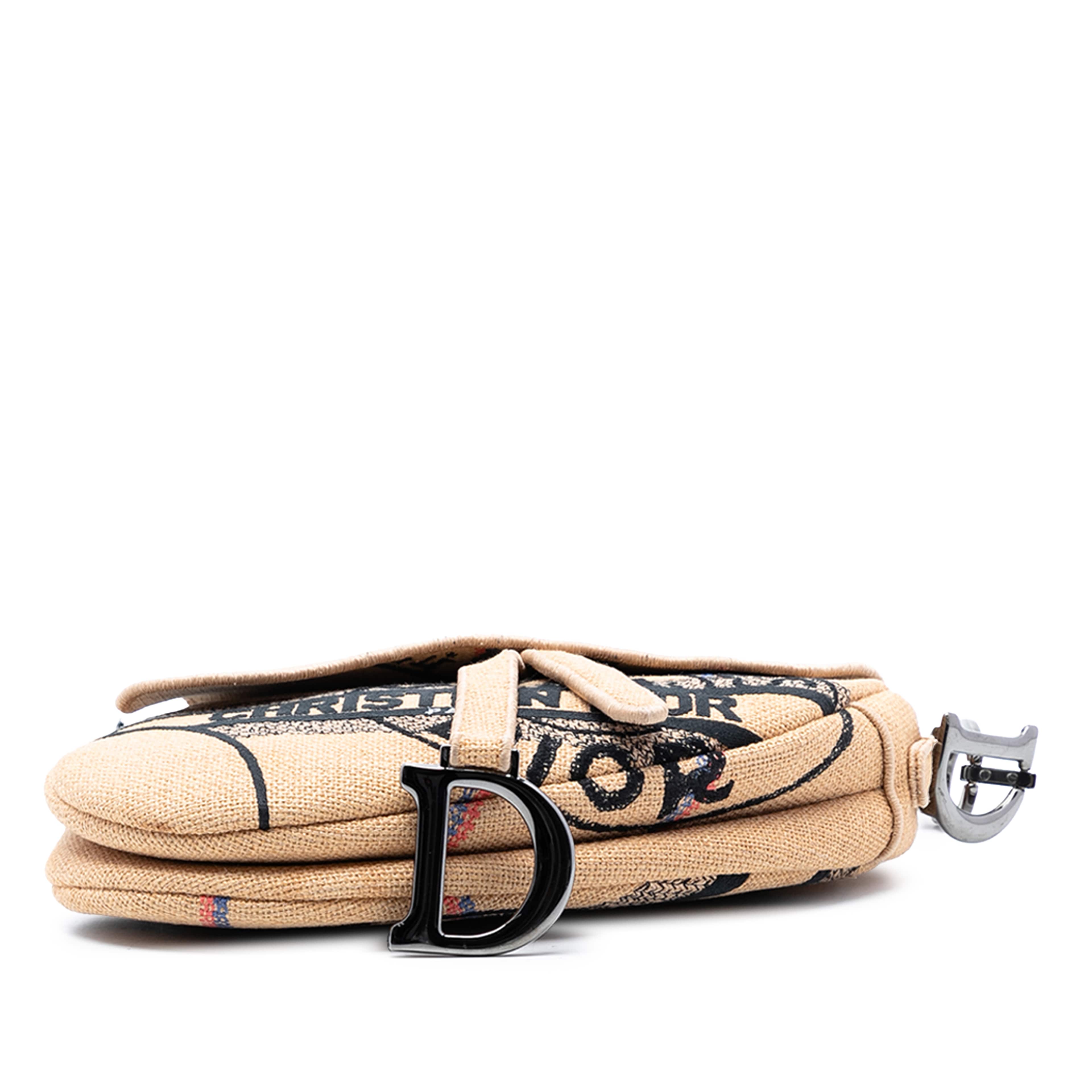 Dior Mini Embroidered Jute Canvas Union Saddle Bag, från Luxclusif, i färgen beige. Klicka för att öppna bilden i stort format