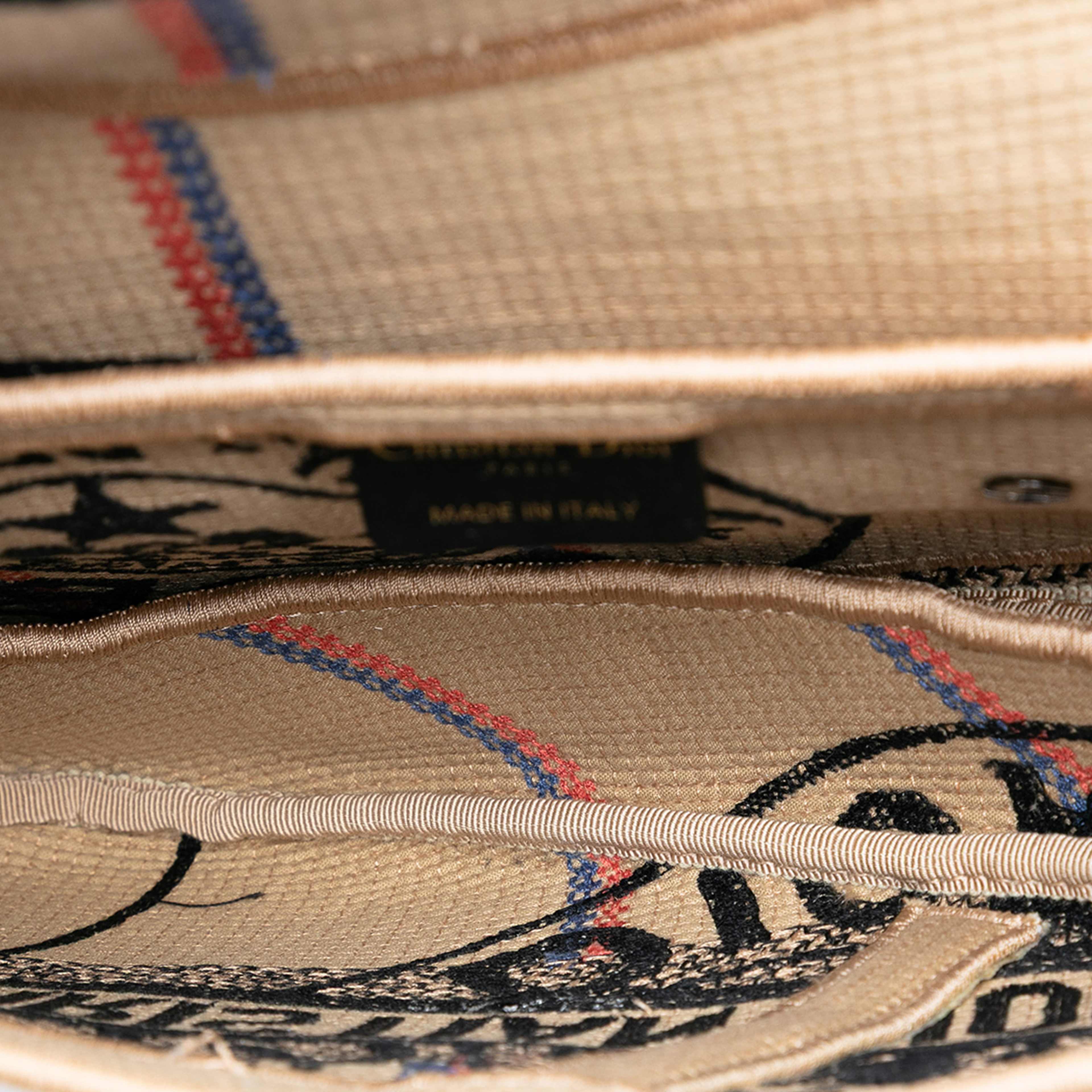 Dior Mini Embroidered Jute Canvas Union Saddle Bag, från Luxclusif, i färgen beige. Klicka för att öppna bilden i stort format