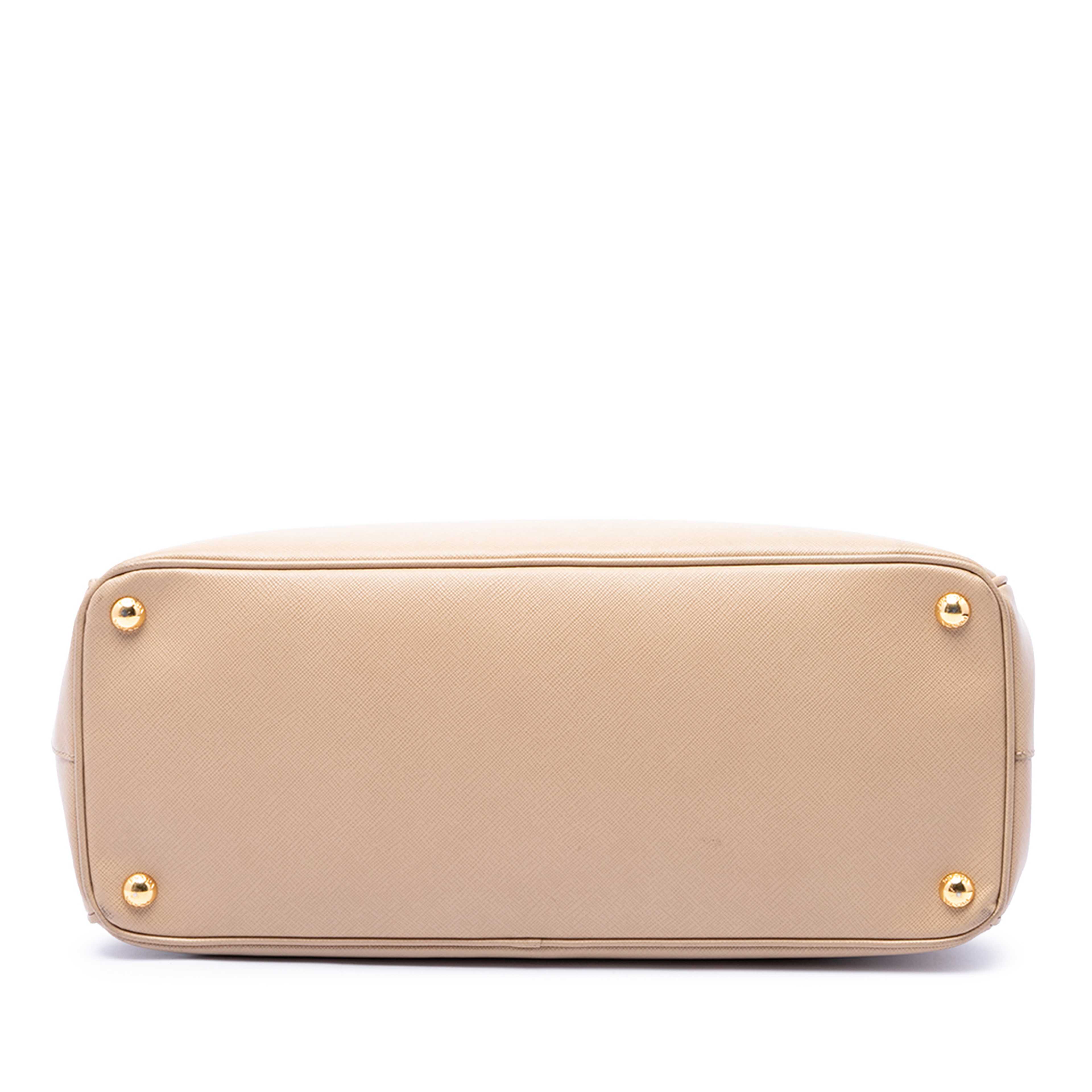 Prada Saffiano Lux Parabole Tote, från Luxclusif, i färgen beige. Klicka för att öppna bilden i stort format