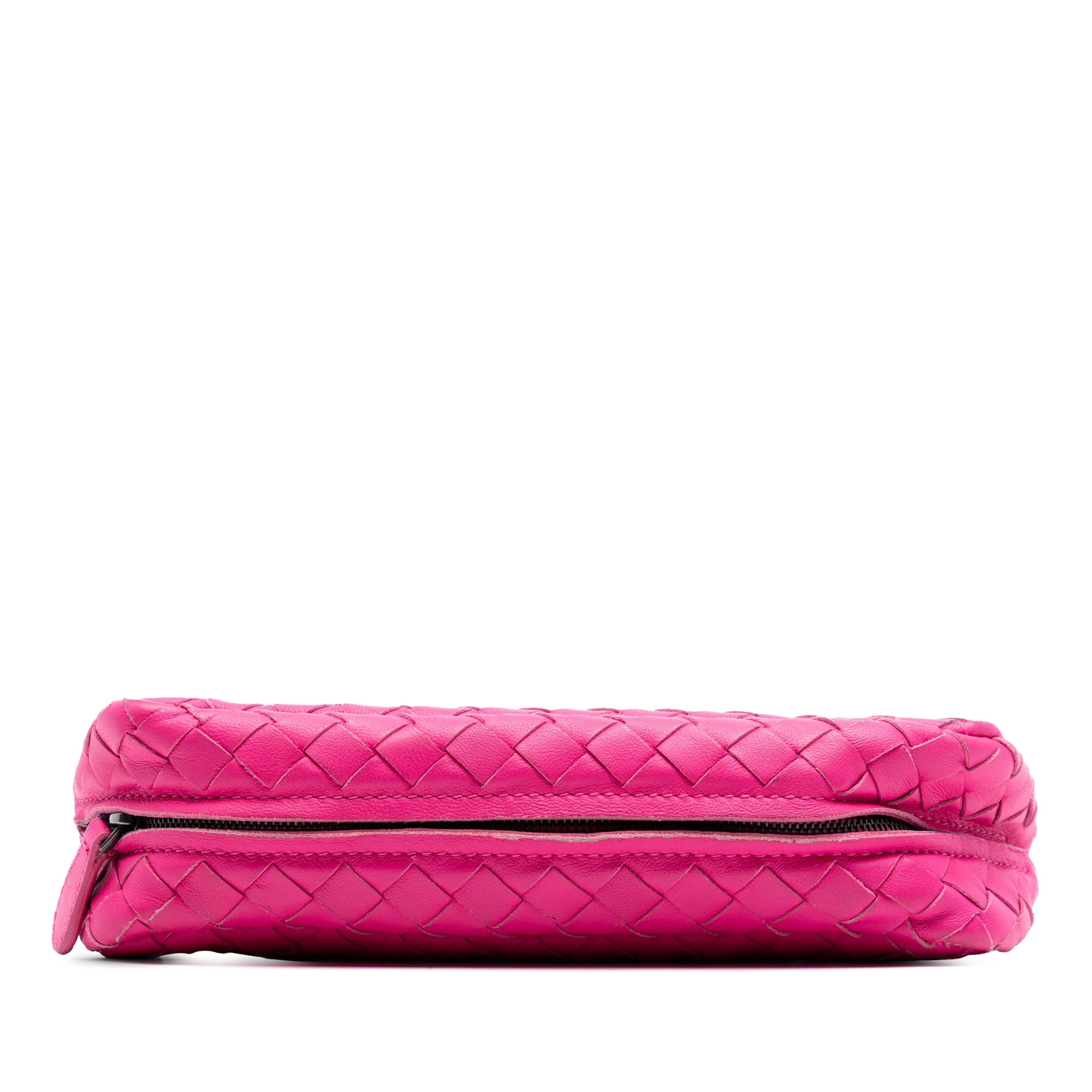 Bottega Veneta Mini Nappa Intrecciato Expandable Chain Flap Crossbody, från Luxclusif, i färgen hot pink. Klicka för att öppna bilden i stort format