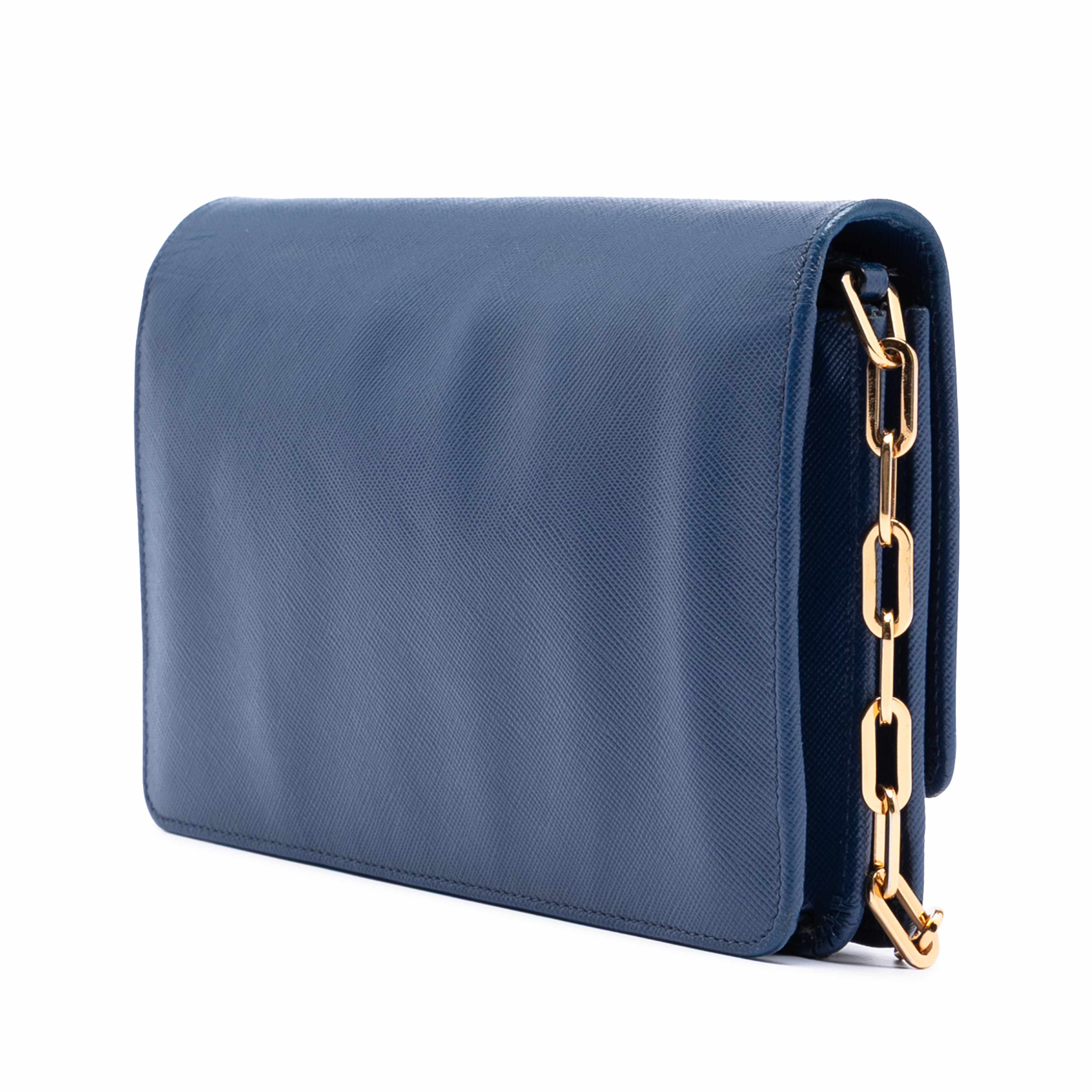Prada Saffiano Wallet On Chain, från Luxclusif, i färgen blue. Klicka för att öppna bilden i stort format