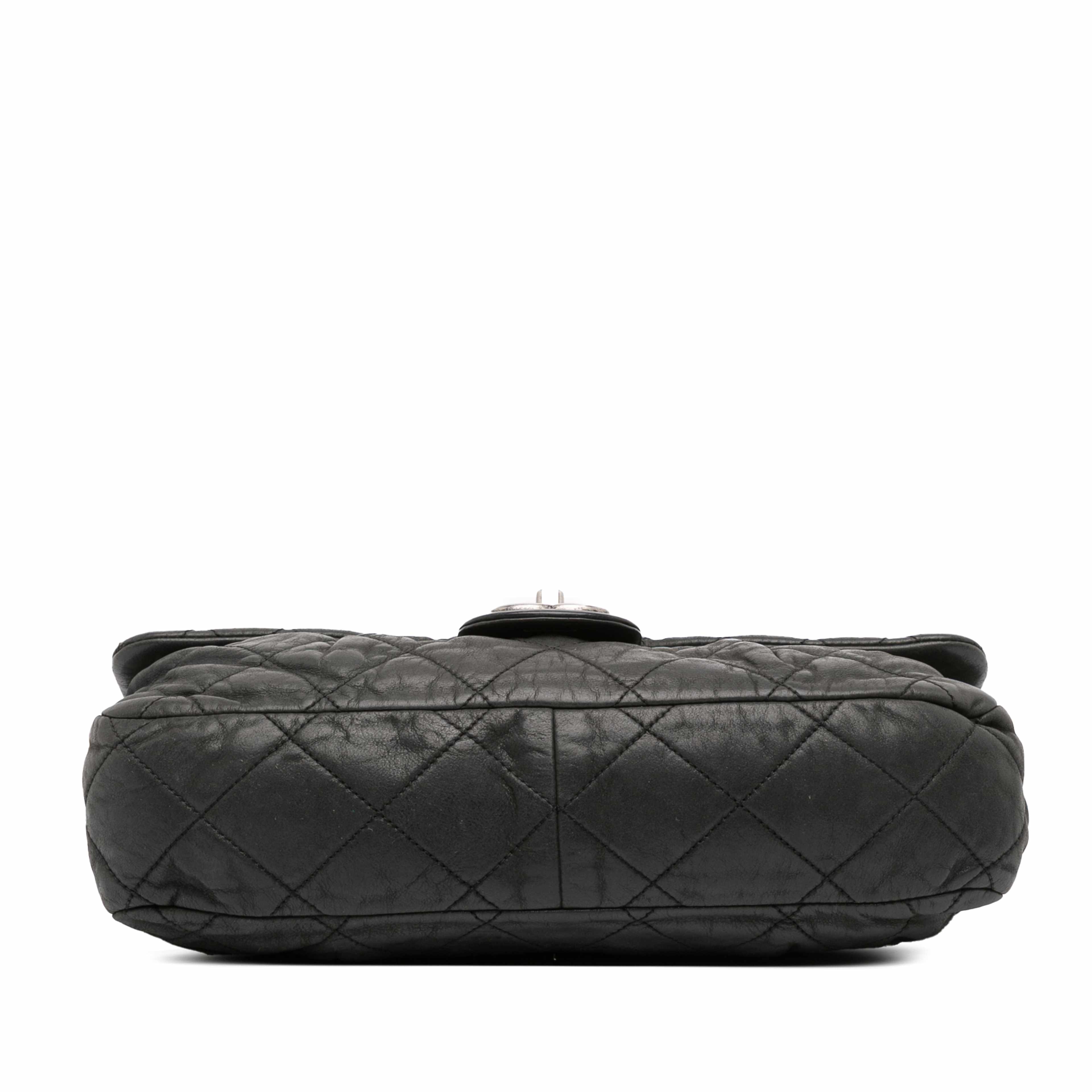Chanel Large Iridescent Quilted Calfskin Coco Pleats Flap, från Luxclusif, i färgen black.