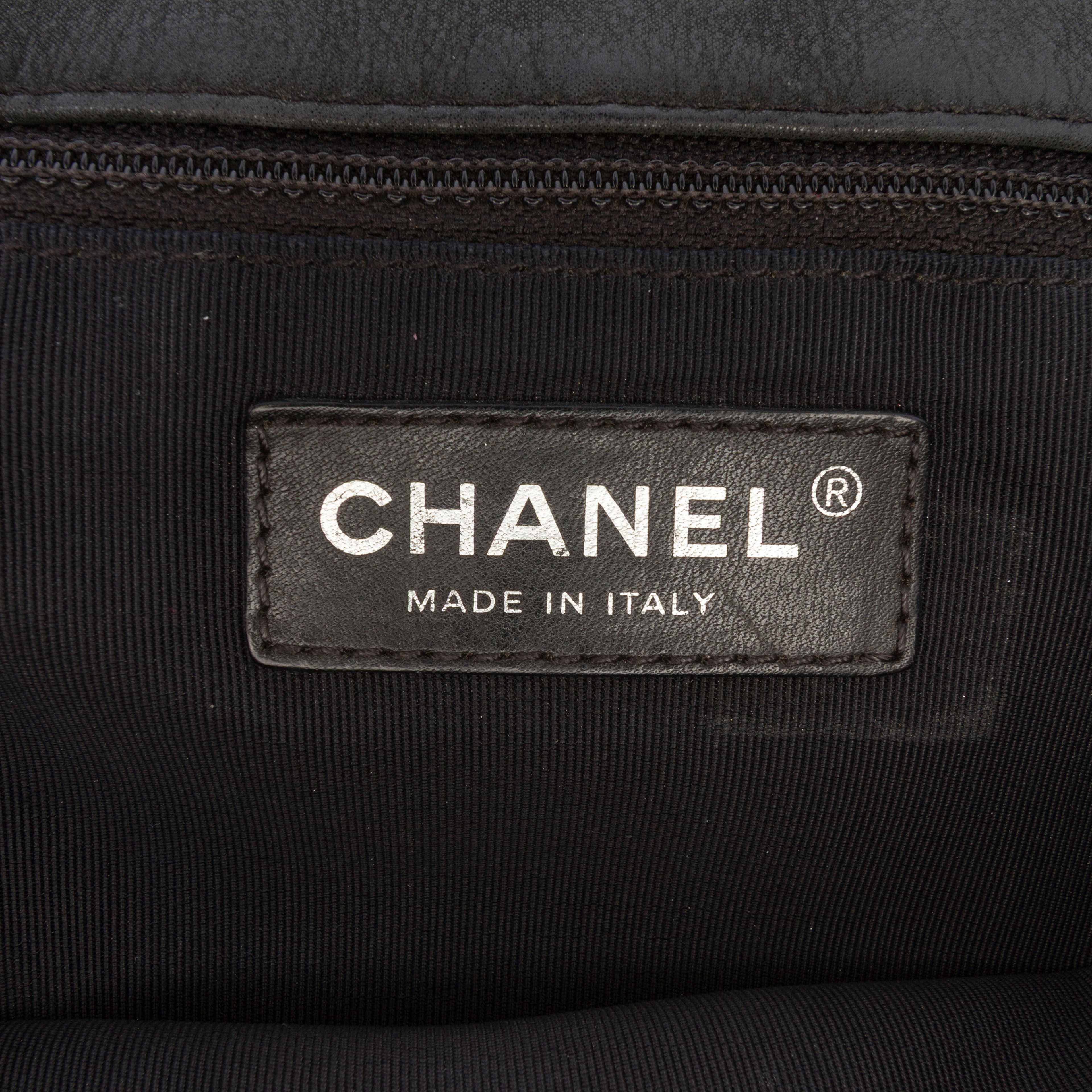 Chanel Large Iridescent Quilted Calfskin Coco Pleats Flap, från Luxclusif, i färgen black.