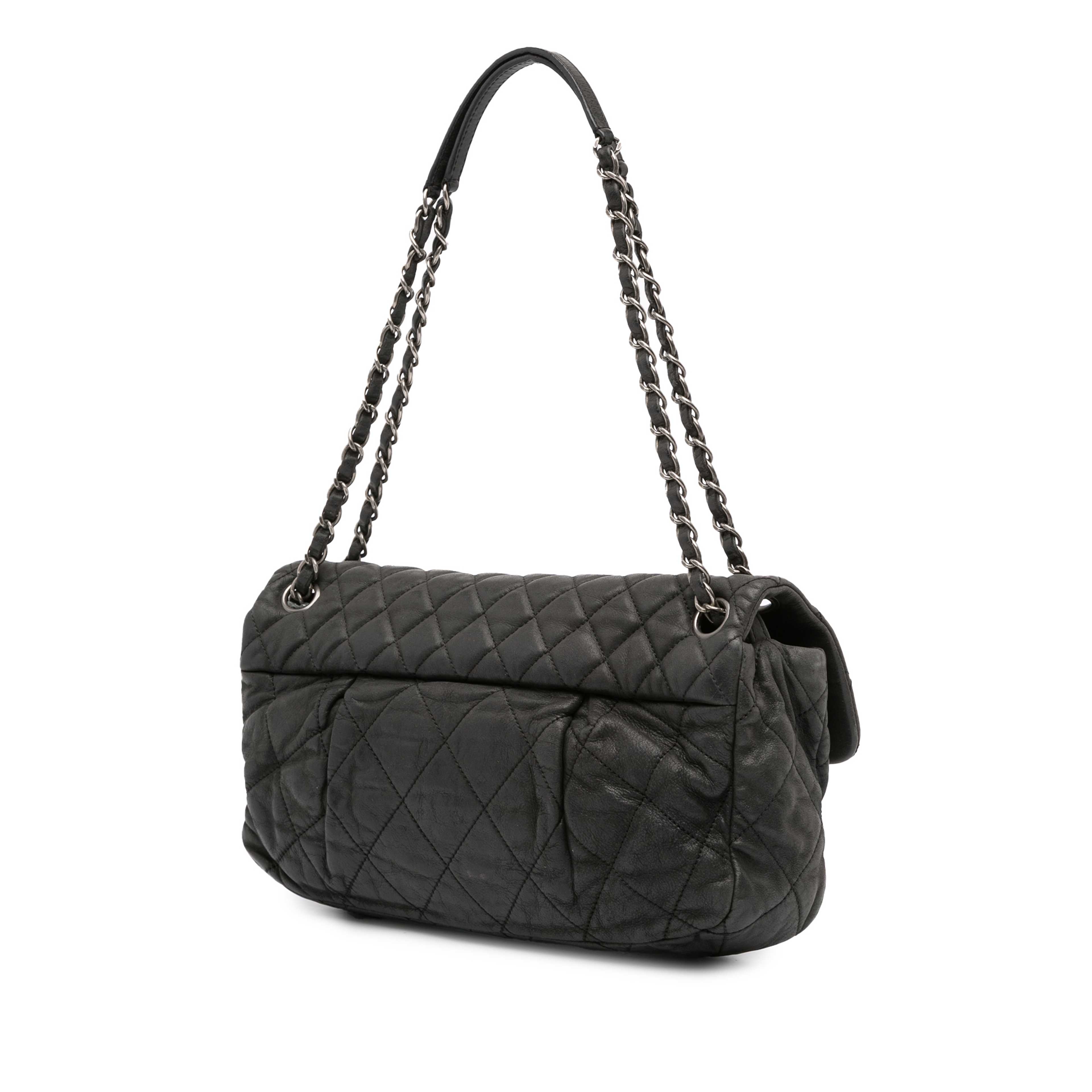 Chanel Large Iridescent Quilted Calfskin Coco Pleats Flap, från Luxclusif, i färgen black.